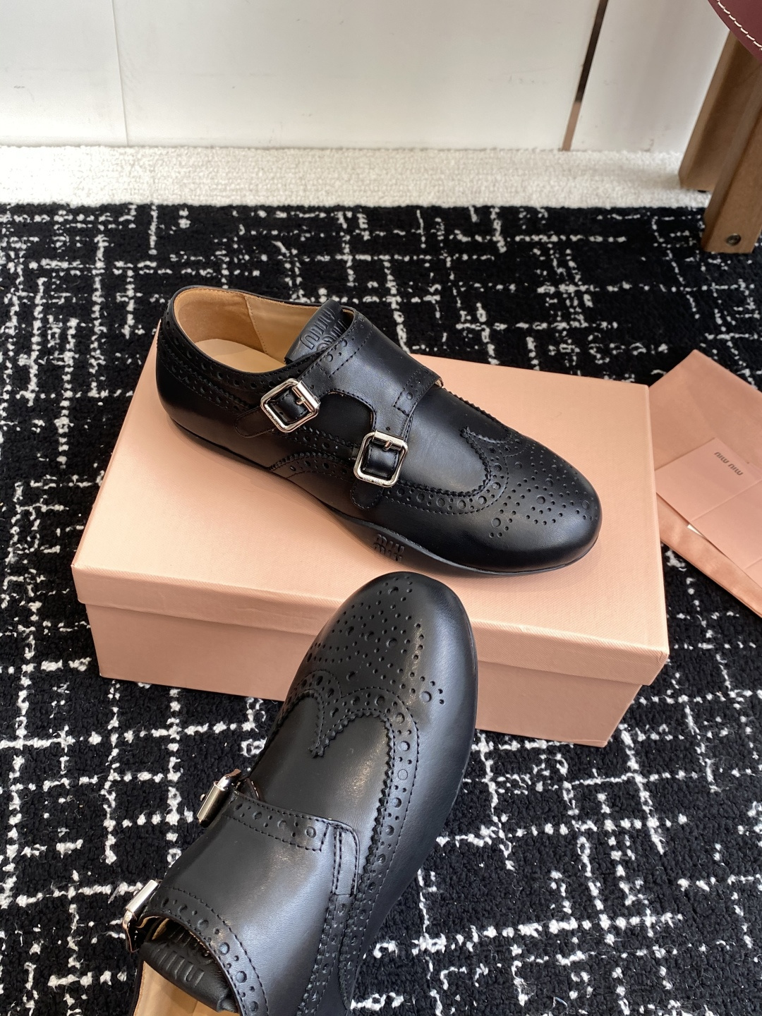 代购级Miu Miu 25ss 春夏新款 复古 德训 休闲鞋 秀场工艺来自Miu Miu系列的细节特写 