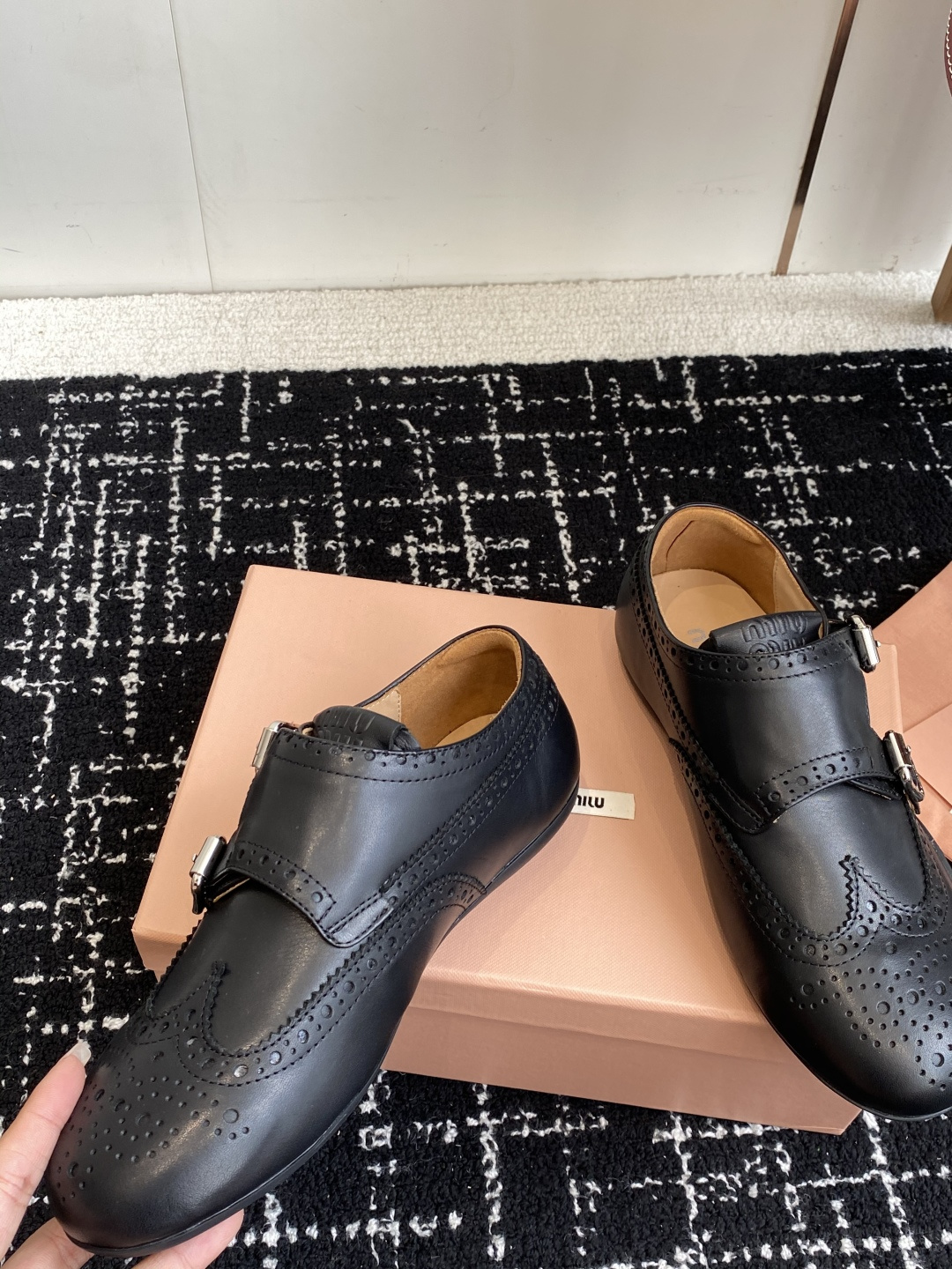 代购级Miu Miu 25ss 春夏新款 复古 德训 休闲鞋 秀场工艺来自Miu Miu系列的细节特写 