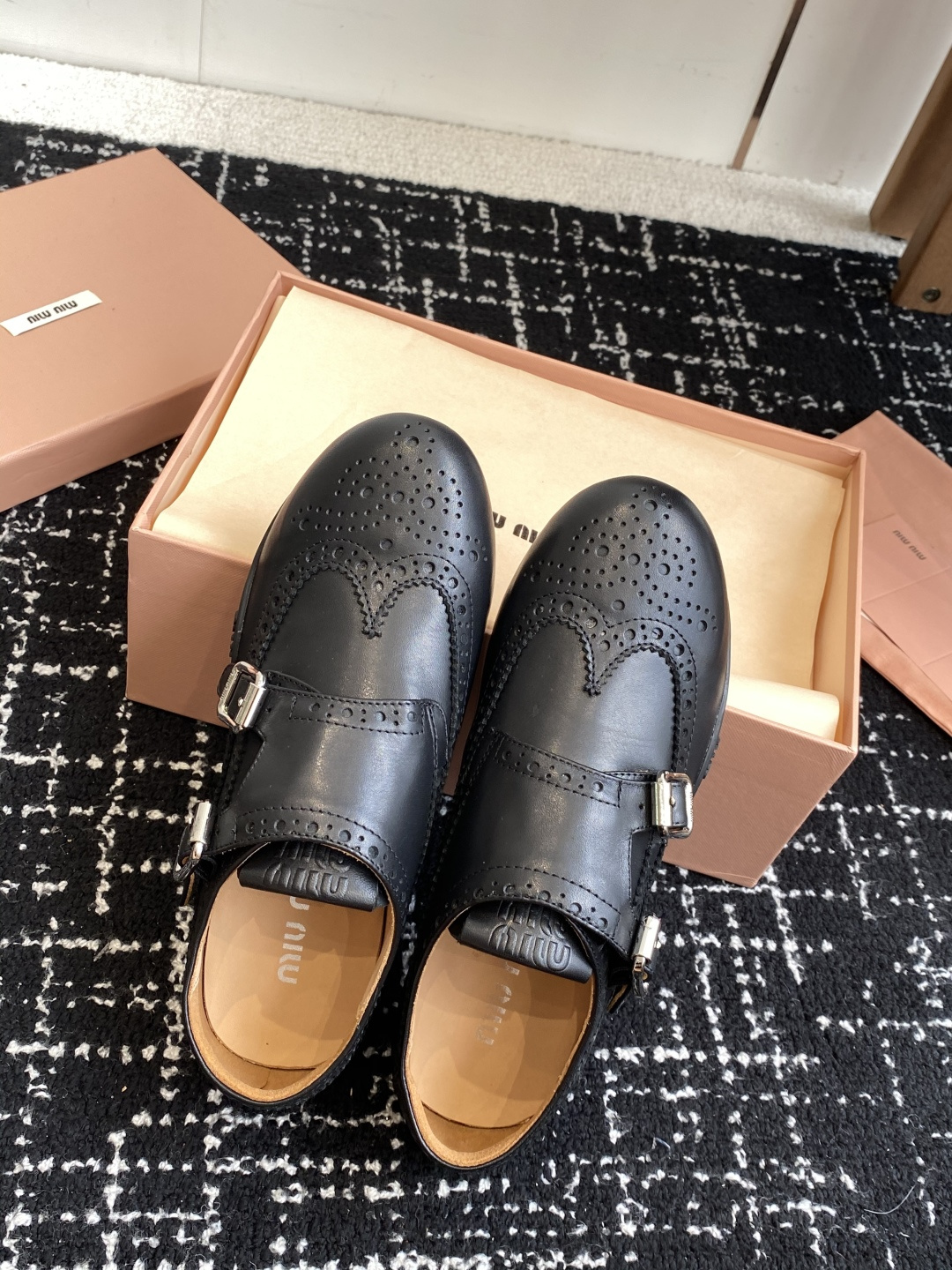 代购级Miu Miu 25ss 春夏新款 复古 德训 休闲鞋 秀场工艺来自Miu Miu系列的细节特写 