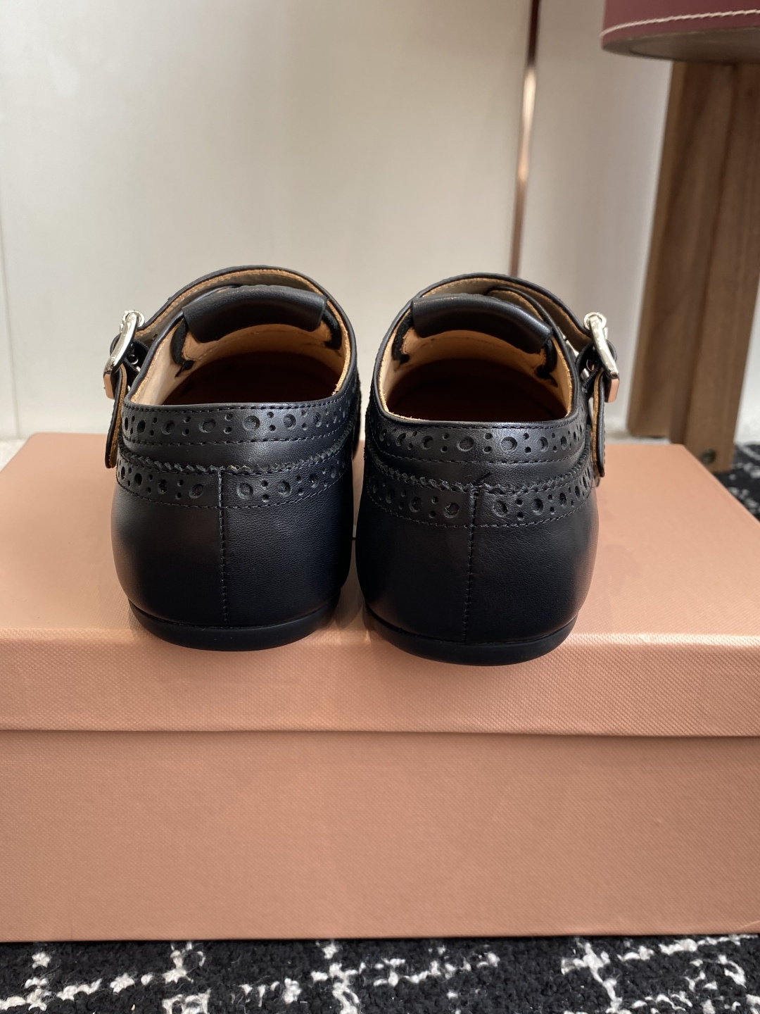 代购级Miu Miu 25ss 春夏新款 复古 德训 休闲鞋 秀场工艺来自Miu Miu系列的细节特写 