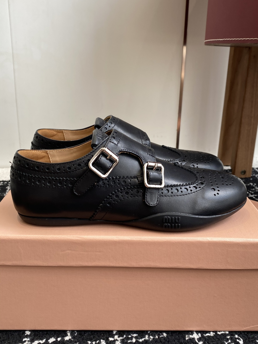 代购级Miu Miu 25ss 春夏新款 复古 德训 休闲鞋 秀场工艺来自Miu Miu系列的细节特写 