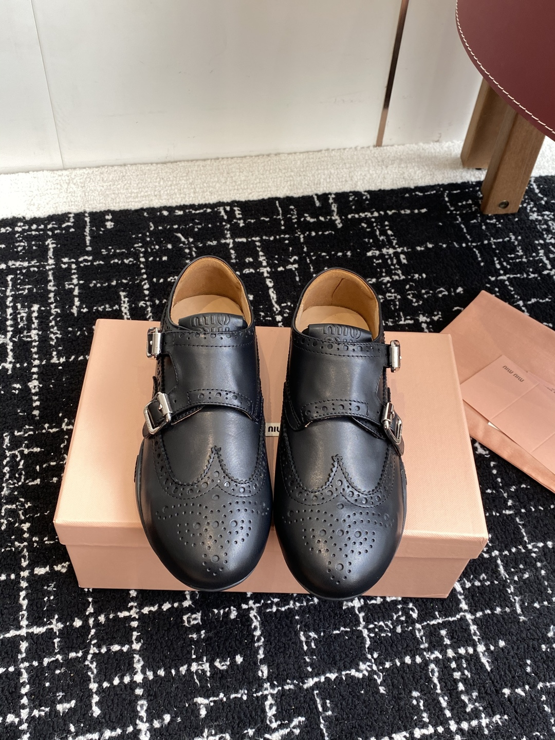 NO:544173,Purchasing agent Miu Miu 25ss spring and summer new styles, retro, moral training, casual shoes, show craftsmanship, close-up of details from the Miu Miu series, the trend element of the new season, multiple collisions with the concepts you love at the moment, conveying modern style~ Looks good no matter how you wear it, this summer’s favorite of fashionistas, does not look very comfortable, super comfortable on the feet, imported cowhide leather lining, original lining, outsole, original sole  Size#35-40 (40 orders are not returnable), loafers, miumiu, loafers, cowhide19860909代购级 Miu Miu 25ss 春夏新款 复古 德训 休闲鞋 秀场工艺来自Miu Miu系列的细节特写 新季的潮流要素一 与此刻挚爱的概念,多元对撞,传达现代风格~ 怎么穿都好看今夏时髦精最爱 看起来不怎么舒服 上脚超级舒服 面料进口牛皮内里原版内里 大底原版鞋底 Size#35-40（40订做不退换）,乐福鞋,miumiu,loafers,cowhide,Women's Shoes