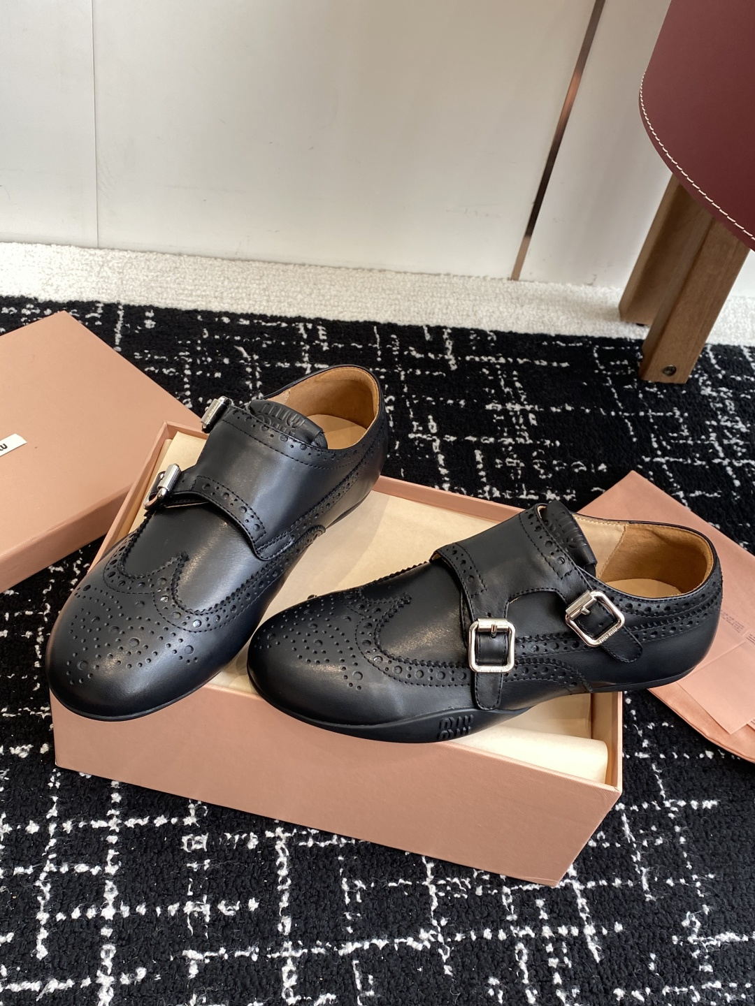 代购级Miu Miu 25ss 春夏新款 复古 德训 休闲鞋 秀场工艺来自Miu Miu系列的细节特写 