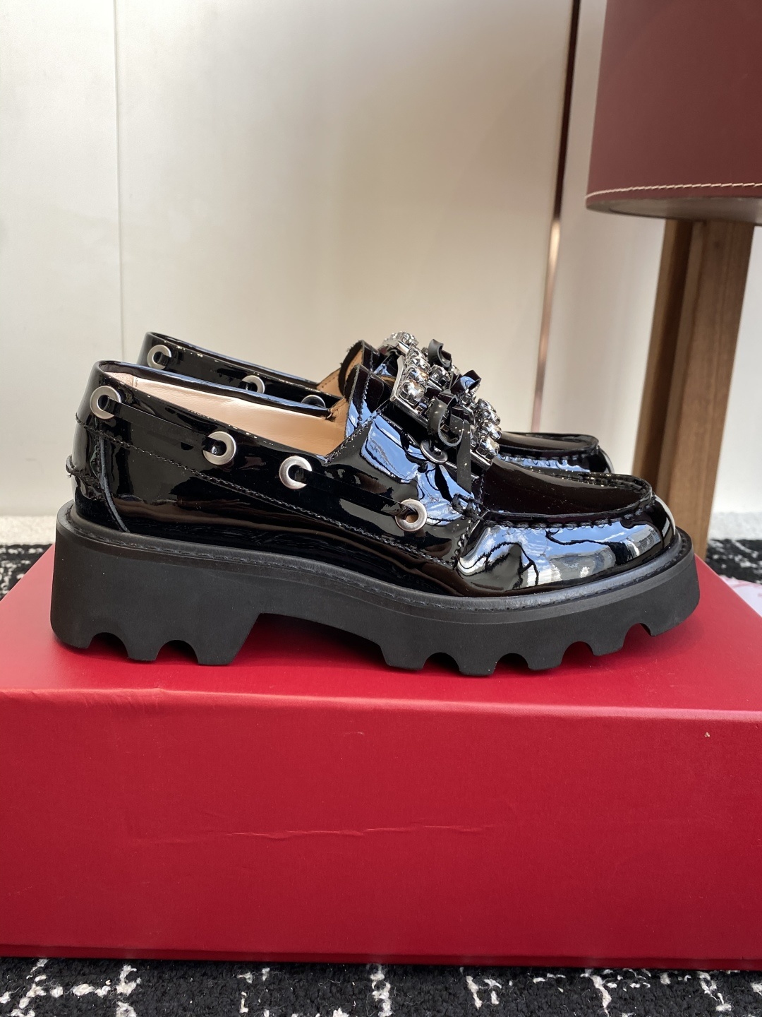 代购级Roger Vivier 25ss春夏 RV新款厚底乐福鞋都到现货了~带衬垫厚底踝靴帅气有型锯齿形