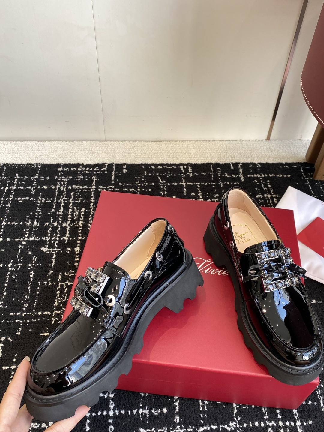 代购级Roger Vivier 25ss春夏 RV新款厚底乐福鞋都到现货了~带衬垫厚底踝靴帅气有型锯齿形