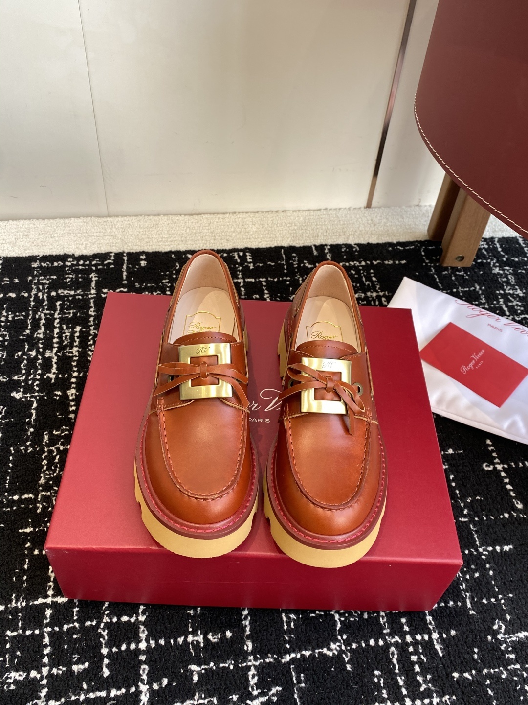 代购级Roger Vivier 25ss春夏 RV新款厚底乐福鞋都到现货了~带衬垫厚底踝靴帅气有型锯齿形