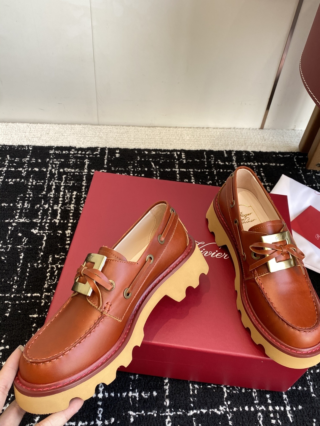 代购级Roger Vivier 25ss春夏 RV新款厚底乐福鞋都到现货了~带衬垫厚底踝靴帅气有型锯齿形