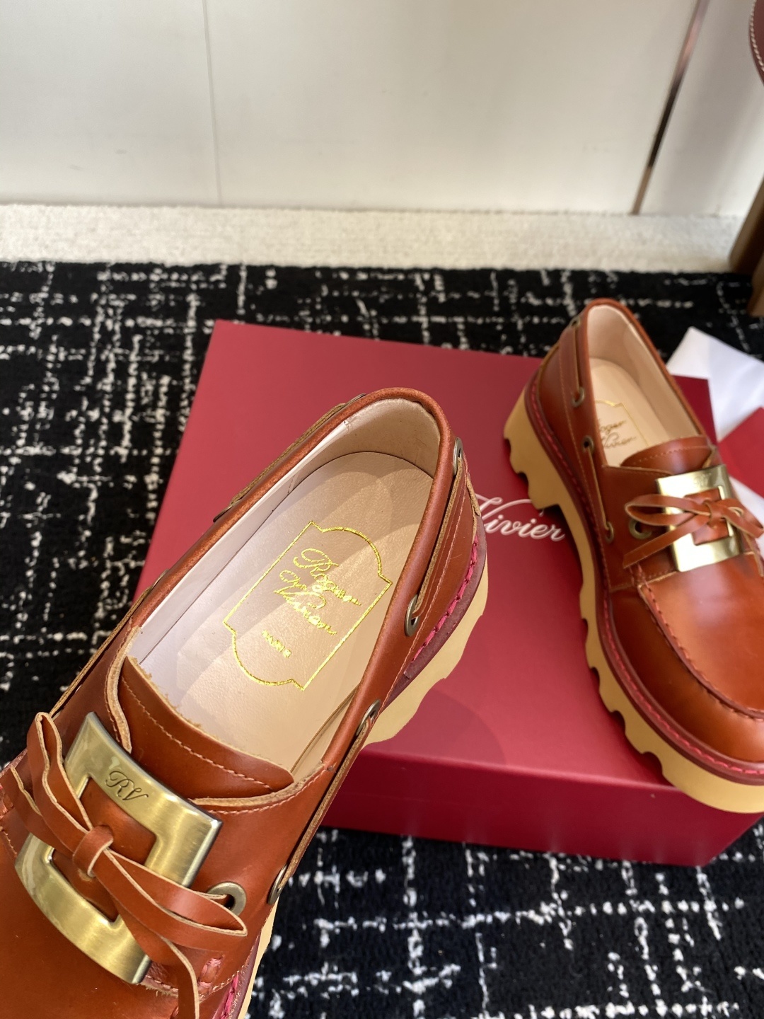 代购级Roger Vivier 25ss春夏 RV新款厚底乐福鞋都到现货了~带衬垫厚底踝靴帅气有型锯齿形