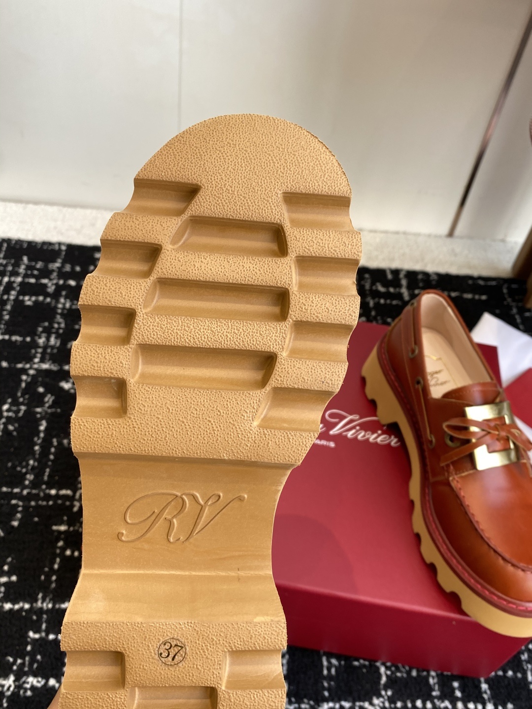 代购级Roger Vivier 25ss春夏 RV新款厚底乐福鞋都到现货了~带衬垫厚底踝靴帅气有型锯齿形