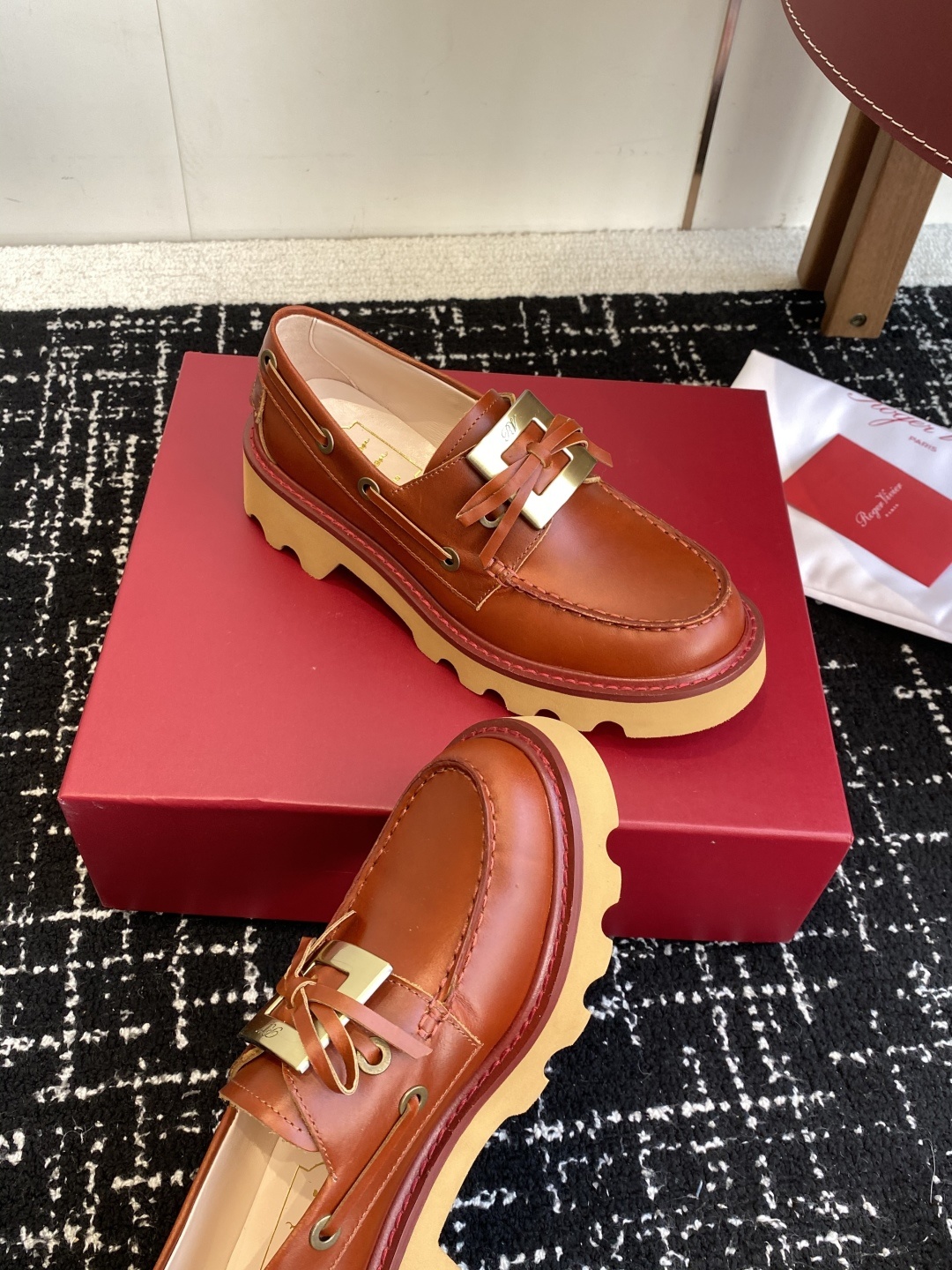 代购级Roger Vivier 25ss春夏 RV新款厚底乐福鞋都到现货了~带衬垫厚底踝靴帅气有型锯齿形