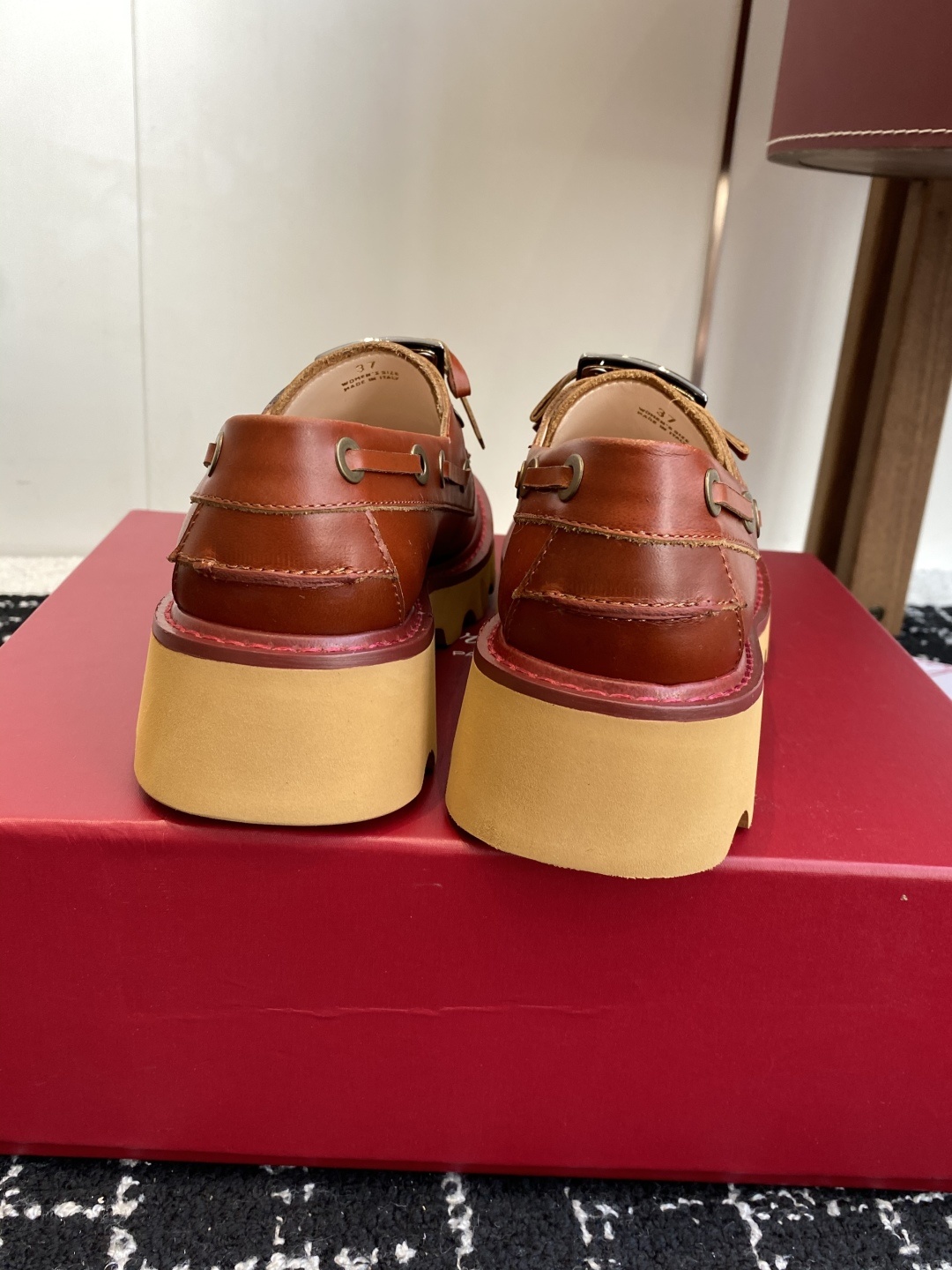 代购级Roger Vivier 25ss春夏 RV新款厚底乐福鞋都到现货了~带衬垫厚底踝靴帅气有型锯齿形