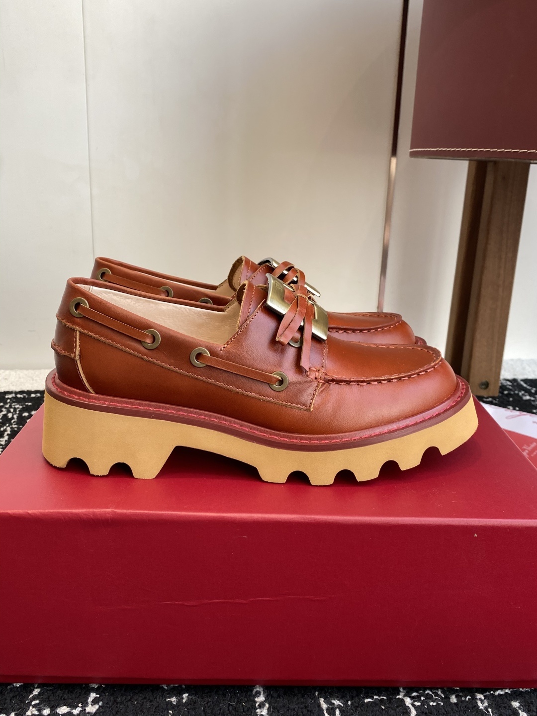 代购级Roger Vivier 25ss春夏 RV新款厚底乐福鞋都到现货了~带衬垫厚底踝靴帅气有型锯齿形