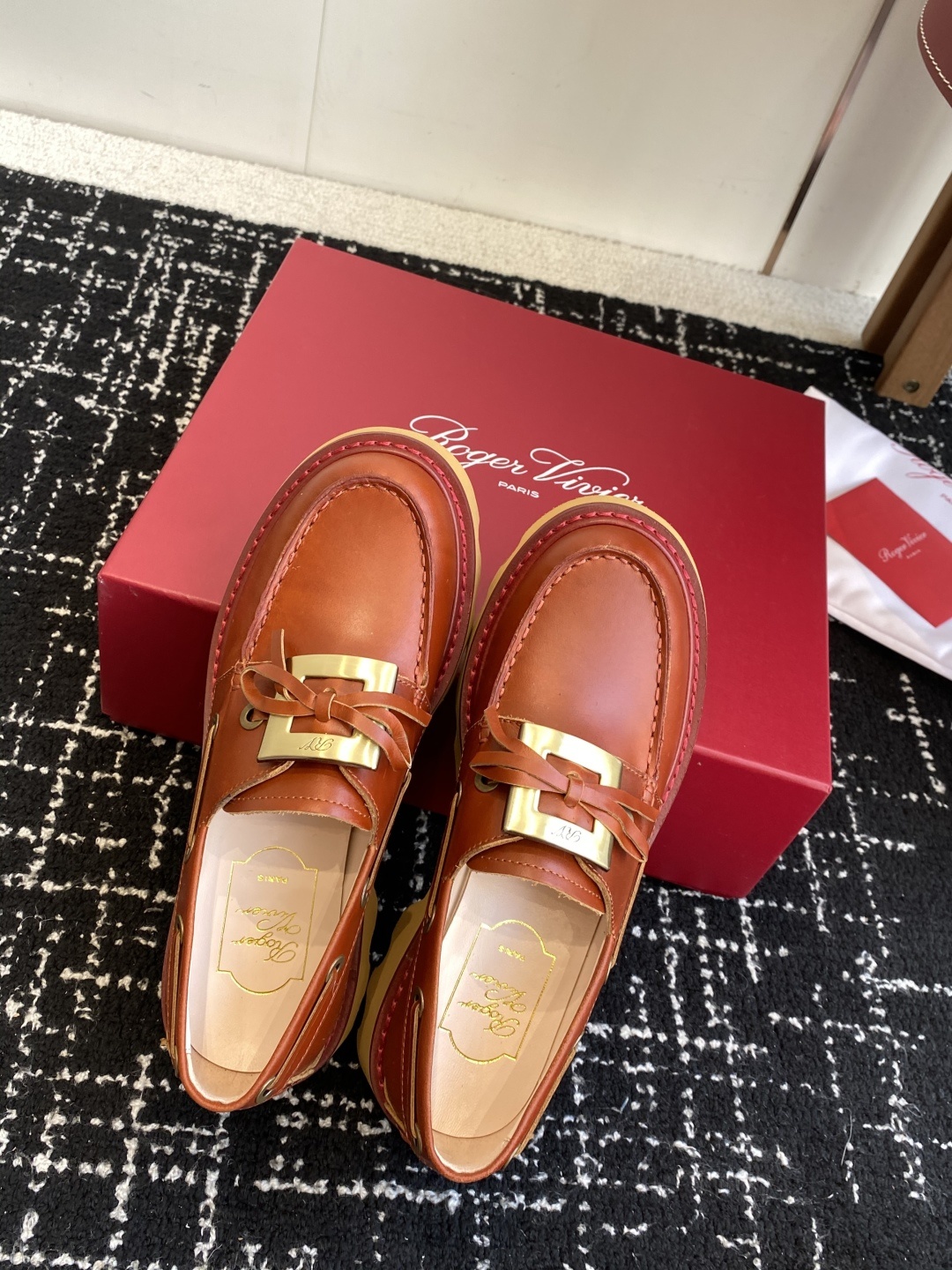 代购级Roger Vivier 25ss春夏 RV新款厚底乐福鞋都到现货了~带衬垫厚底踝靴帅气有型锯齿形