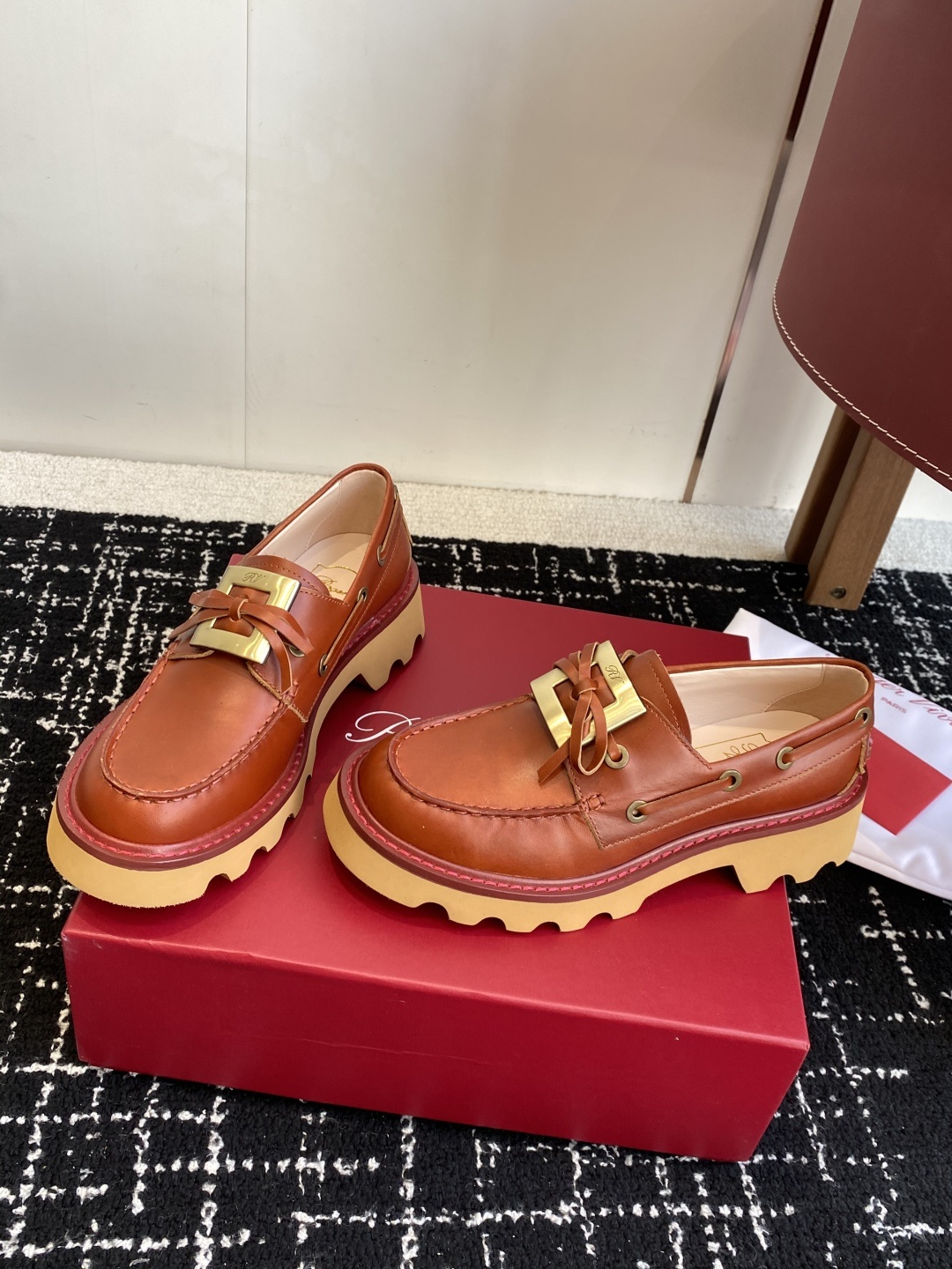 代购级Roger Vivier 25ss春夏 RV新款厚底乐福鞋都到现货了~带衬垫厚底踝靴帅气有型锯齿形