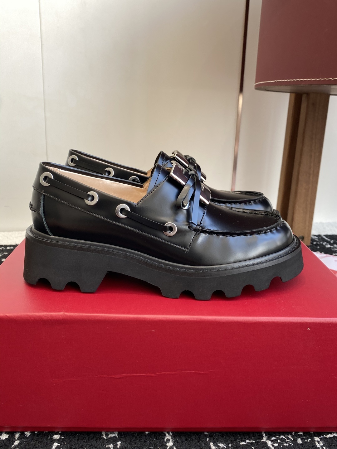代购级Roger Vivier 25ss春夏 RV新款厚底乐福鞋都到现货了~带衬垫厚底踝靴帅气有型锯齿形