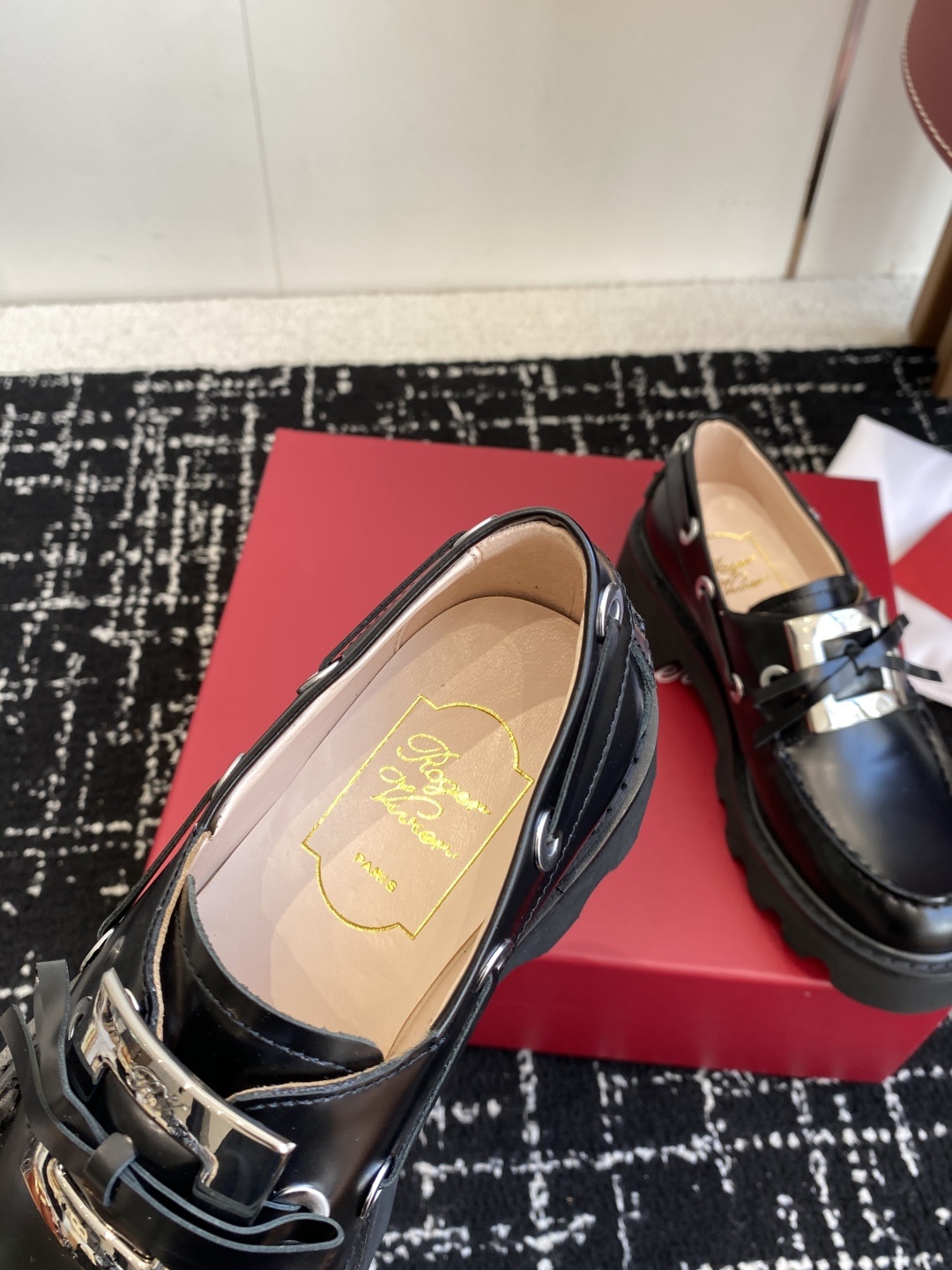 代购级Roger Vivier 25ss春夏 RV新款厚底乐福鞋都到现货了~带衬垫厚底踝靴帅气有型锯齿形