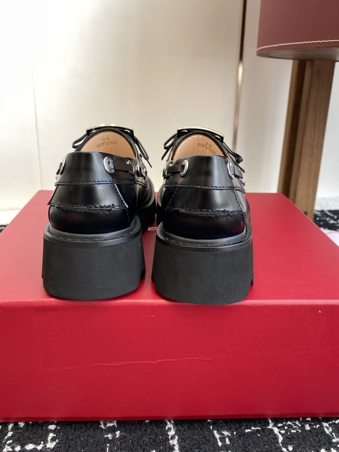 代购级Roger Vivier 25ss春夏 RV新款厚底乐福鞋都到现货了~带衬垫厚底踝靴帅气有型锯齿形