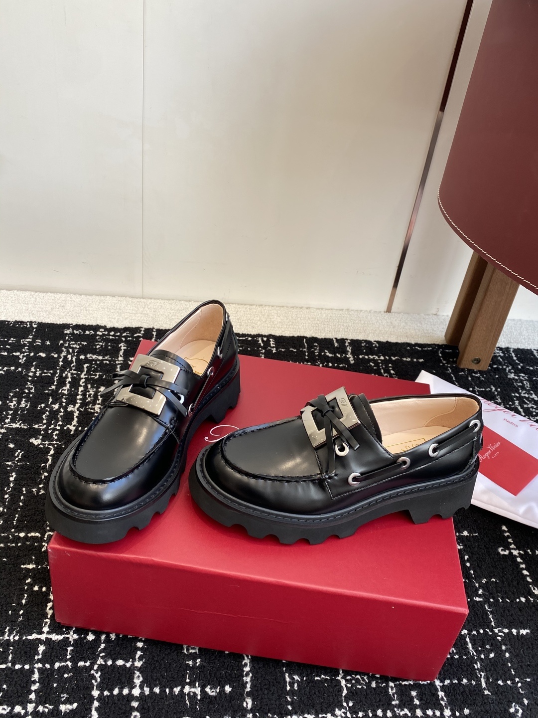 代购级Roger Vivier 25ss春夏 RV新款厚底乐福鞋都到现货了~带衬垫厚底踝靴帅气有型锯齿形