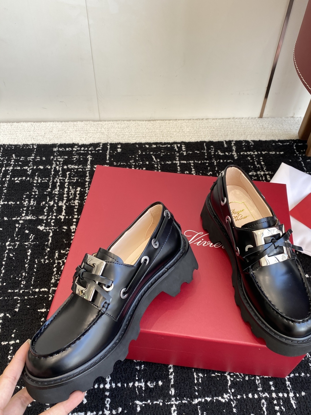 代购级Roger Vivier 25ss春夏 RV新款厚底乐福鞋都到现货了~带衬垫厚底踝靴帅气有型锯齿形