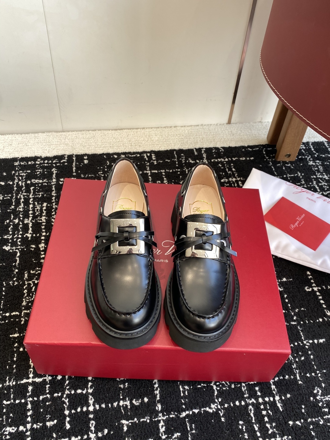 代购级Roger Vivier 25ss春夏 RV新款厚底乐福鞋都到现货了~带衬垫厚底踝靴帅气有型锯齿形