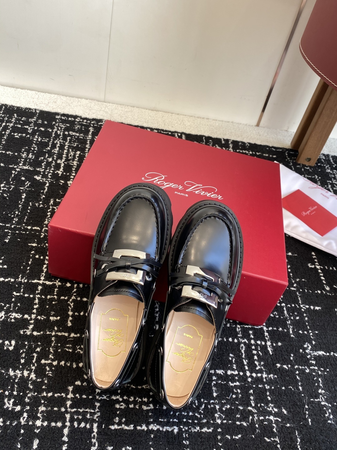 代购级Roger Vivier 25ss春夏 RV新款厚底乐福鞋都到现货了~带衬垫厚底踝靴帅气有型锯齿形