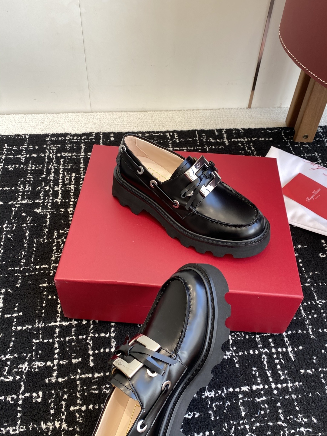 代购级Roger Vivier 25ss春夏 RV新款厚底乐福鞋都到现货了~带衬垫厚底踝靴帅气有型锯齿形