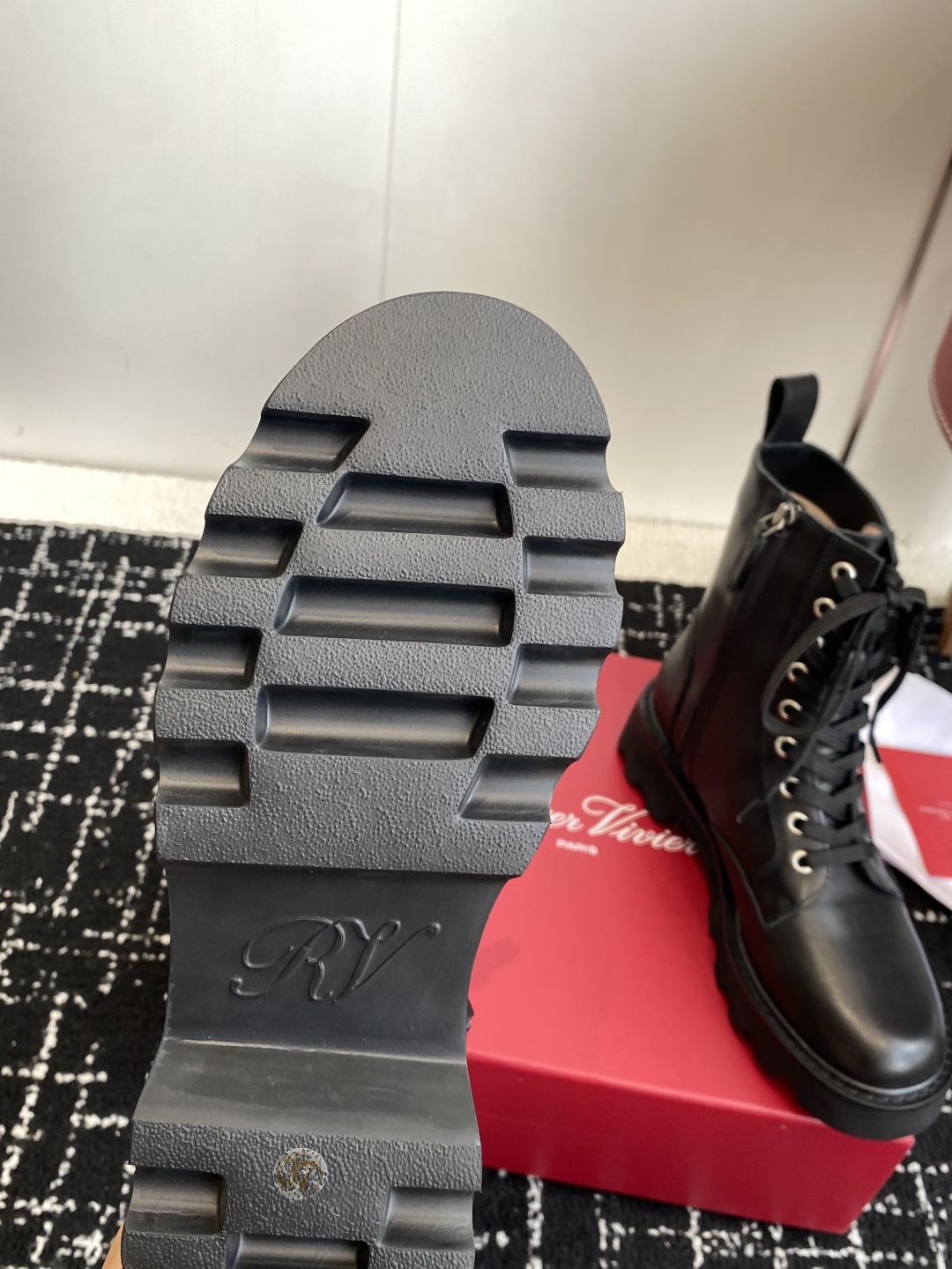 代购级Roger Vivier 25ss 秋冬新款 铜扣牛皮 侧拉链 马丁靴 新款viv run系列方钻
