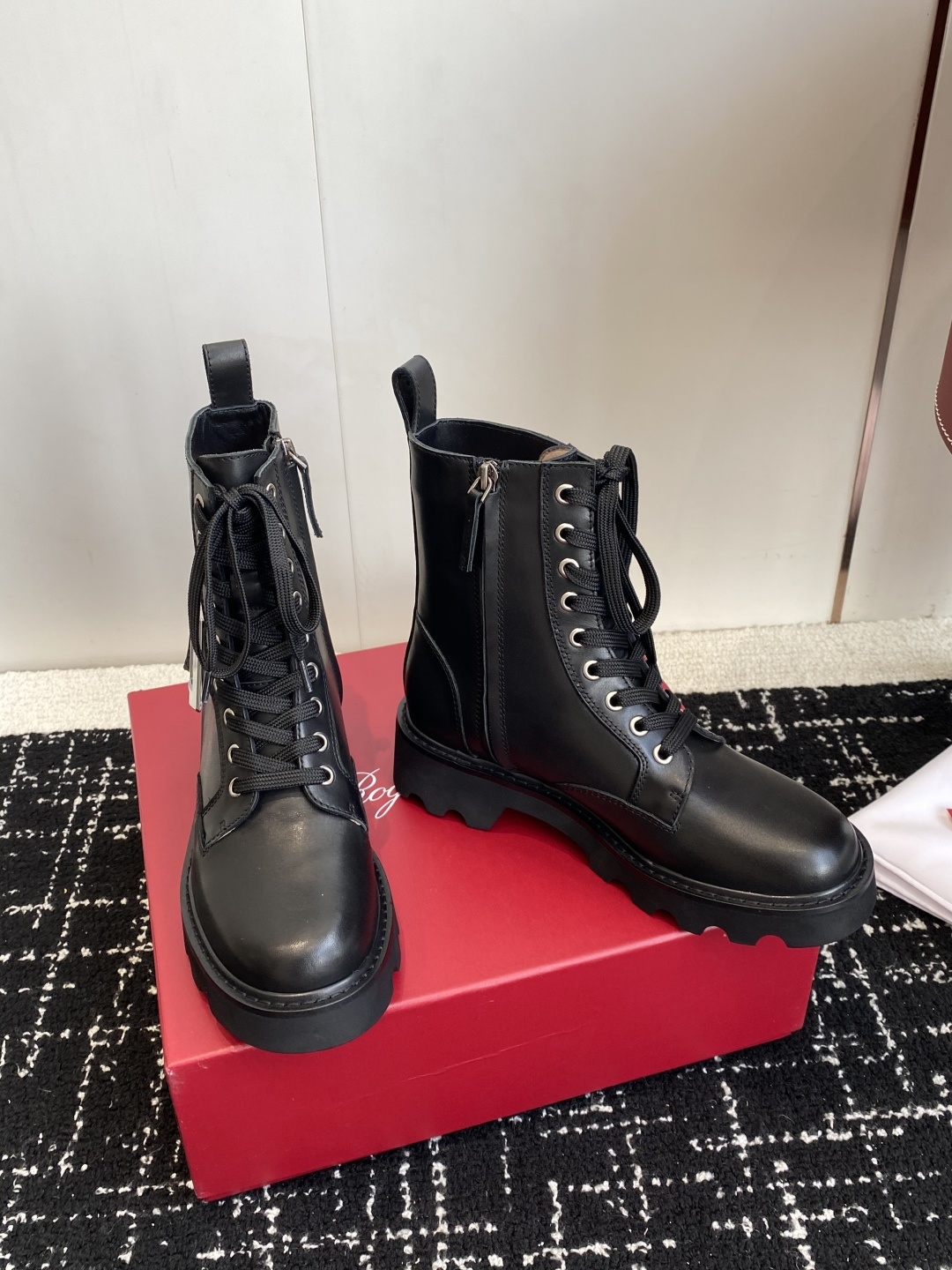 代购级Roger Vivier 25ss 秋冬新款 铜扣牛皮 侧拉链 马丁靴 新款viv run系列方钻