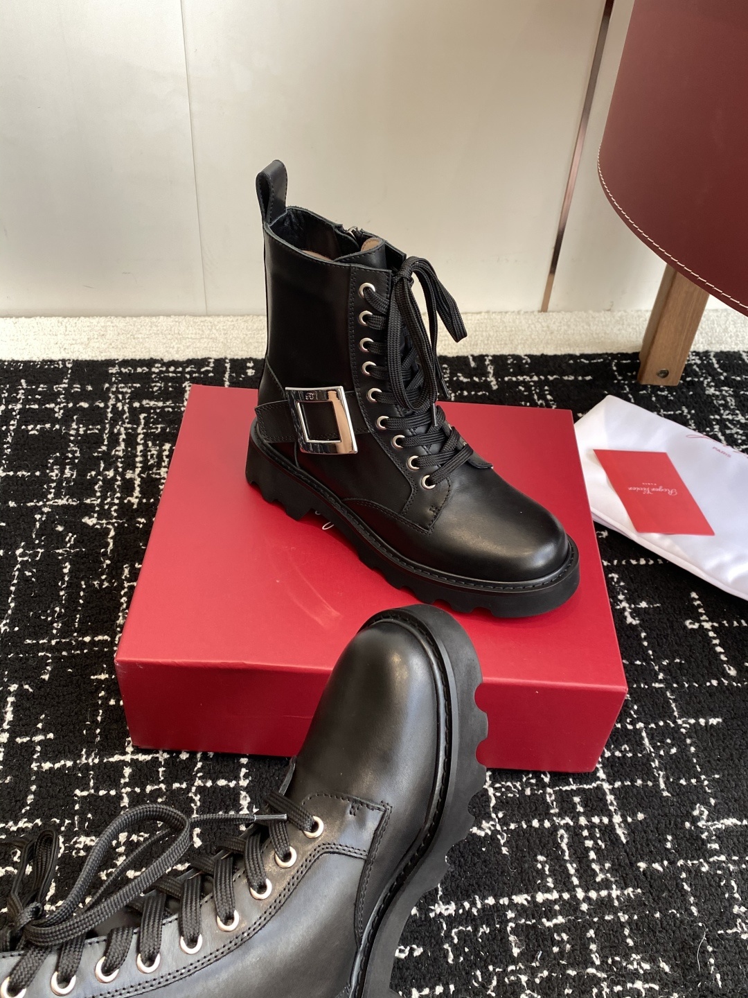代购级Roger Vivier 25ss 秋冬新款 铜扣牛皮 侧拉链 马丁靴 新款viv run系列方钻