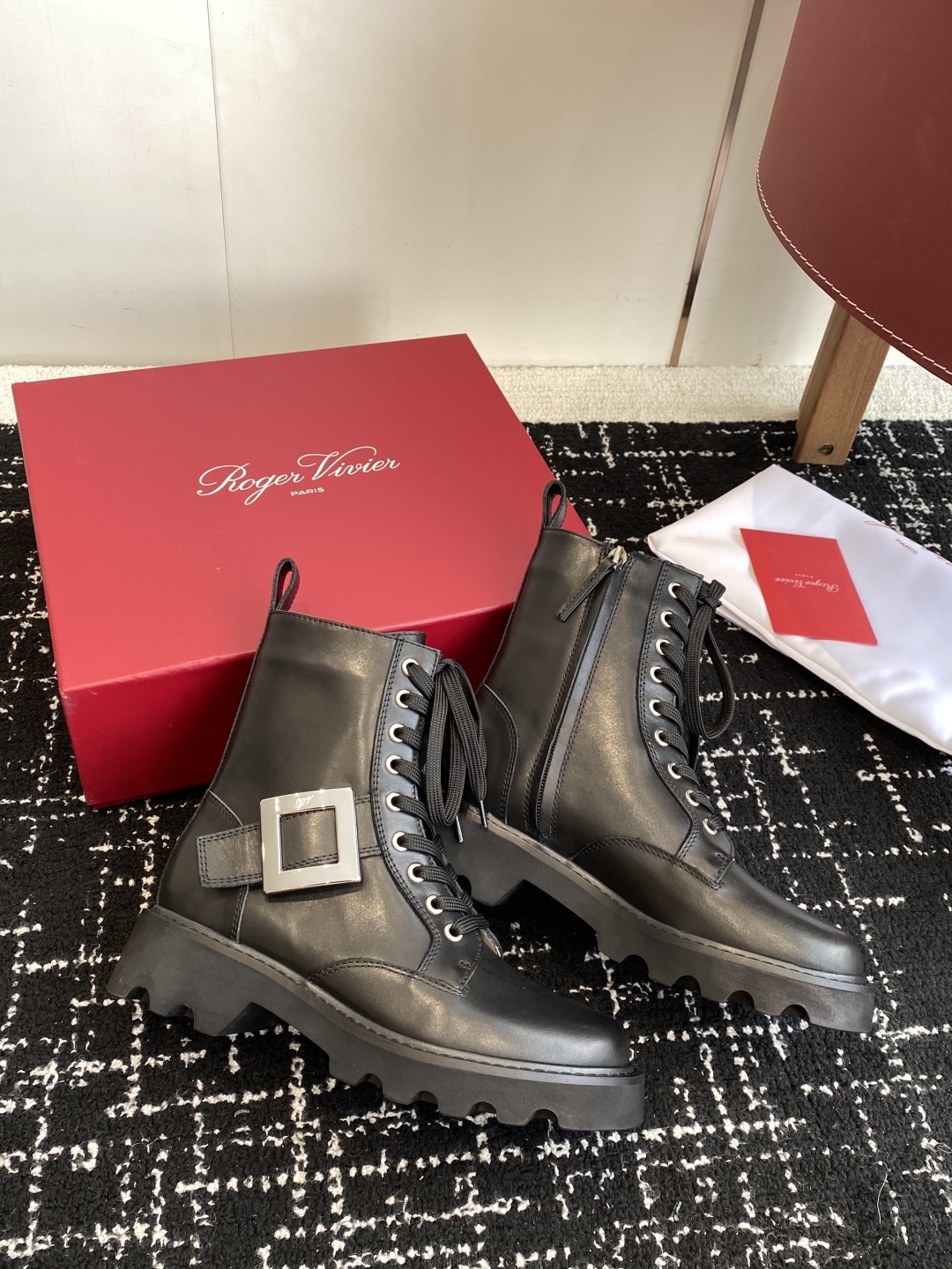 代购级Roger Vivier 25ss 秋冬新款 铜扣牛皮 侧拉链 马丁靴 新款viv run系列方钻