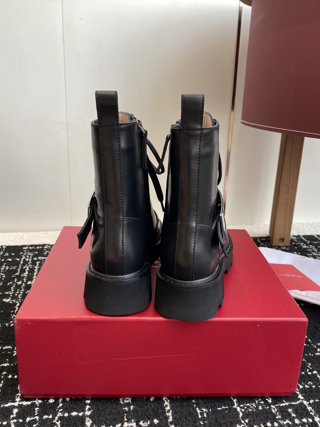 代购级Roger Vivier 25ss 秋冬新款 铜扣牛皮 侧拉链 马丁靴 新款viv run系列方钻