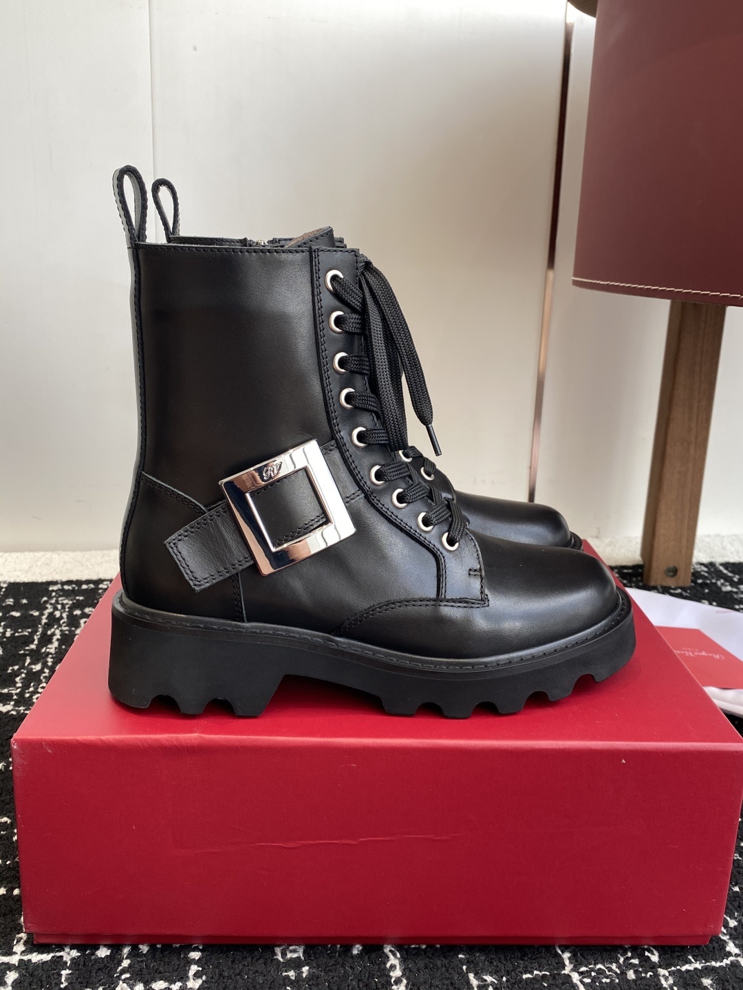 代购级Roger Vivier 25ss 秋冬新款 铜扣牛皮 侧拉链 马丁靴 新款viv run系列方钻