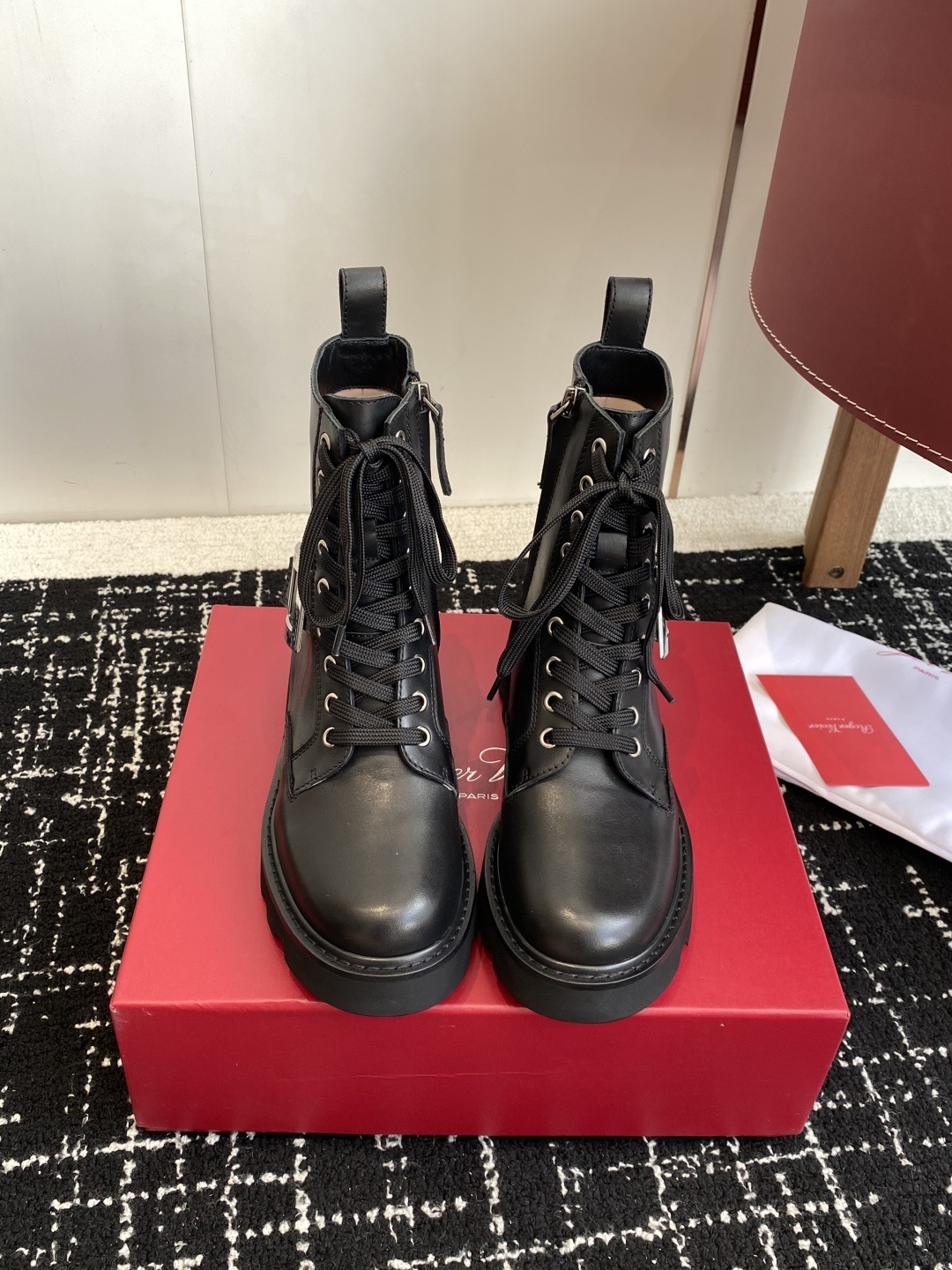 代购级Roger Vivier 25ss 秋冬新款 铜扣牛皮 侧拉链 马丁靴 新款viv run系列方钻