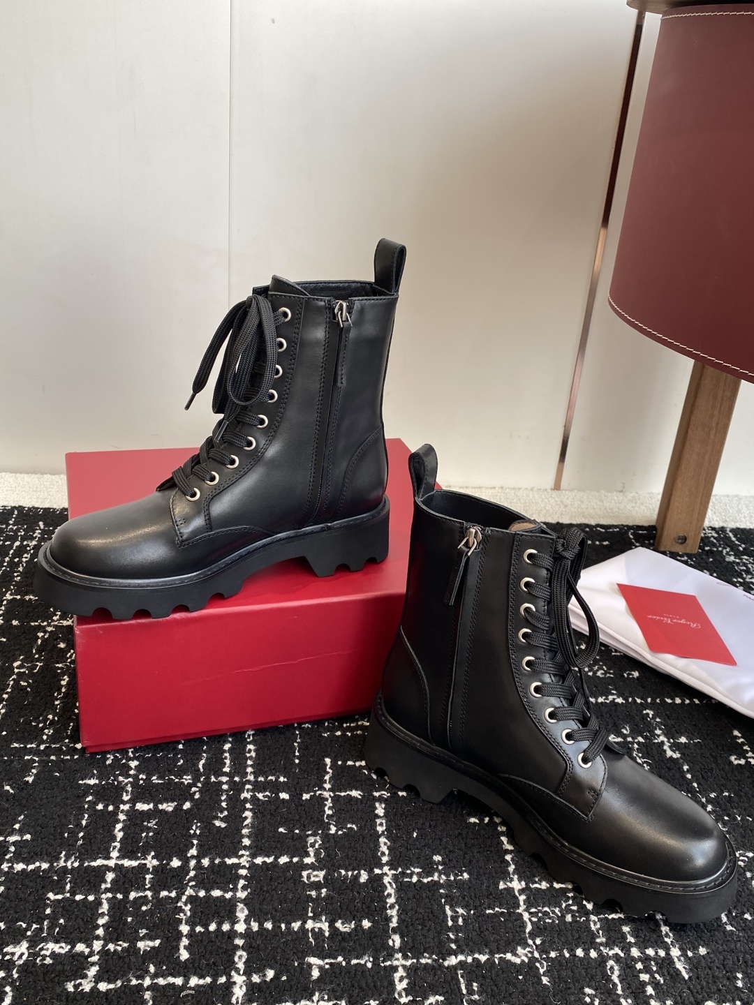 代购级Roger Vivier 25ss 秋冬新款 铜扣牛皮 侧拉链 马丁靴 新款viv run系列方钻