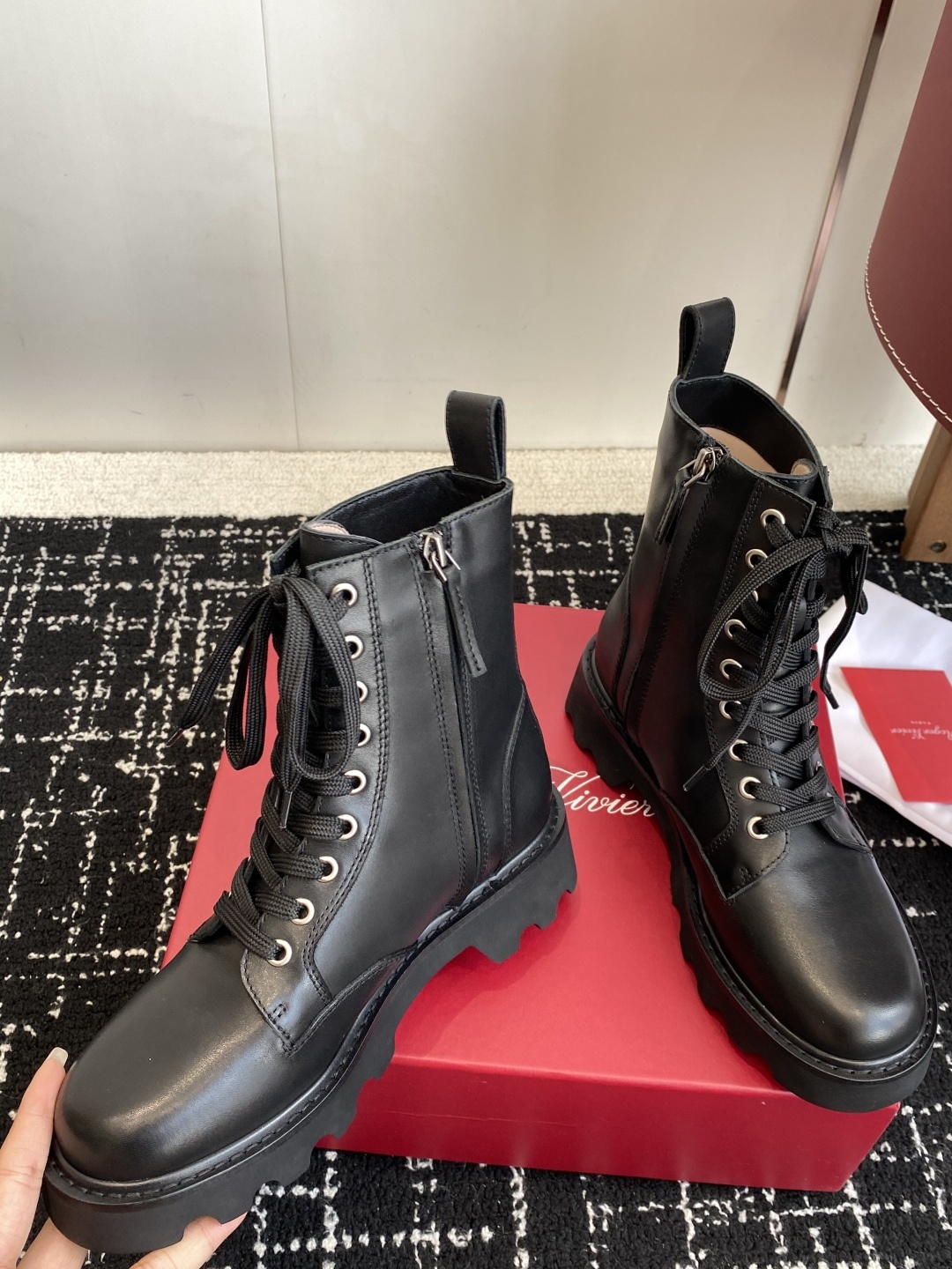 代购级Roger Vivier 25ss 秋冬新款 铜扣牛皮 侧拉链 马丁靴 新款viv run系列方钻