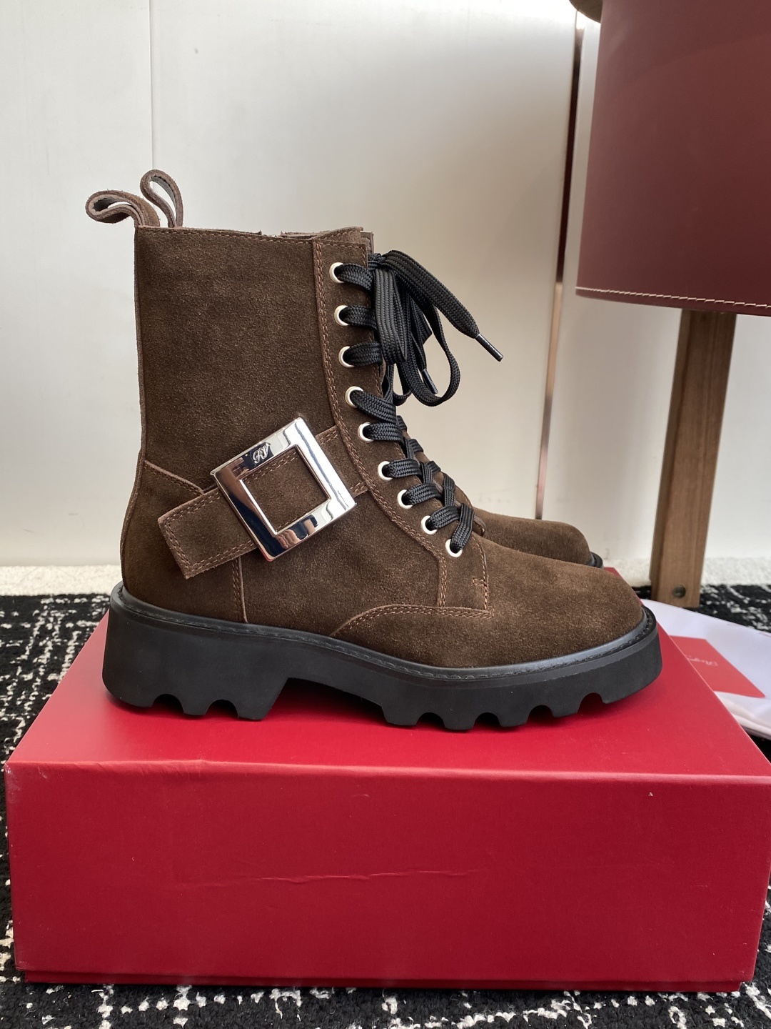 代购级Roger Vivier 25ss 秋冬新款 铜扣牛皮 侧拉链 马丁靴 新款viv run系列方钻