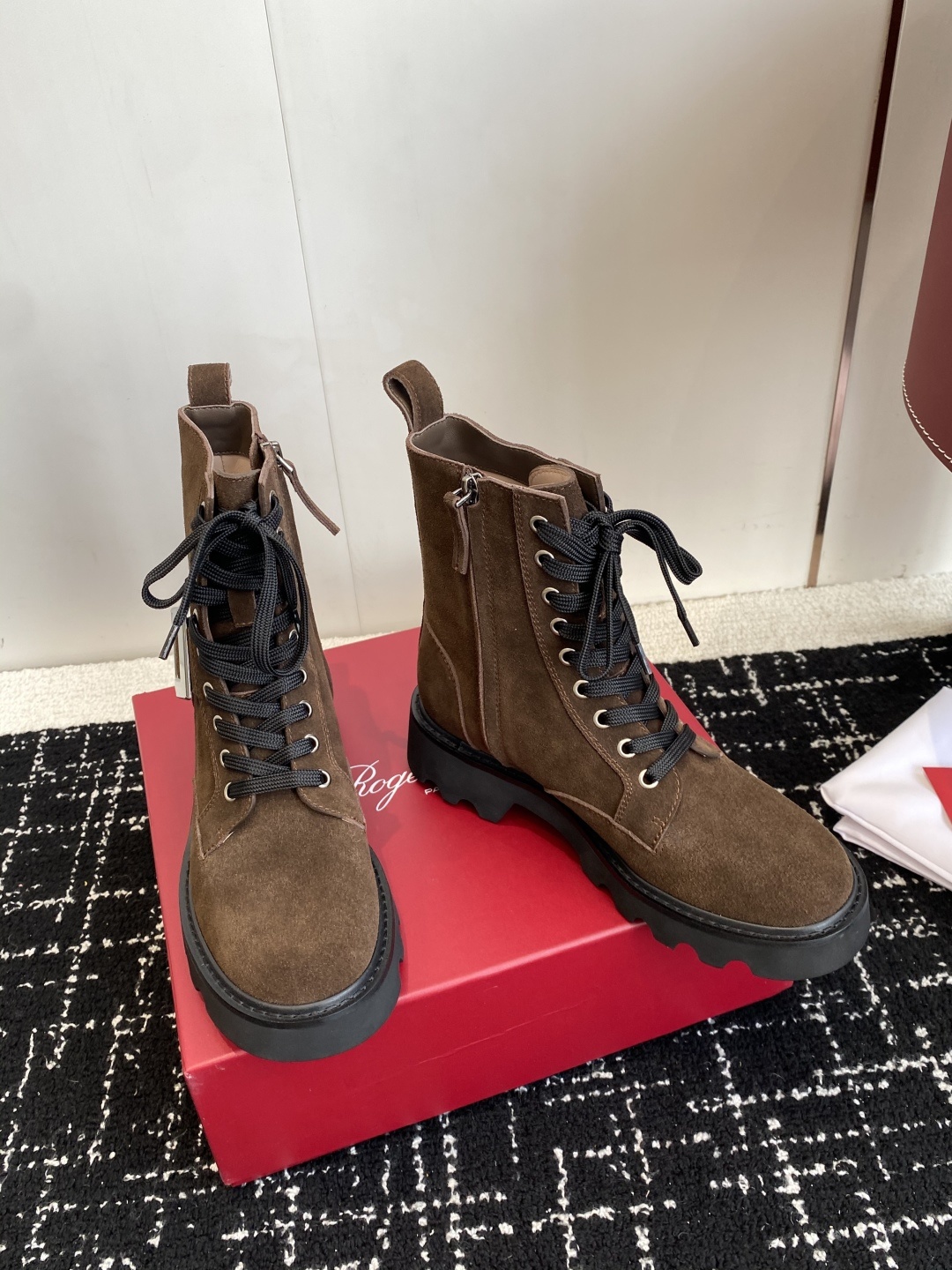 代购级Roger Vivier 25ss 秋冬新款 铜扣牛皮 侧拉链 马丁靴 新款viv run系列方钻