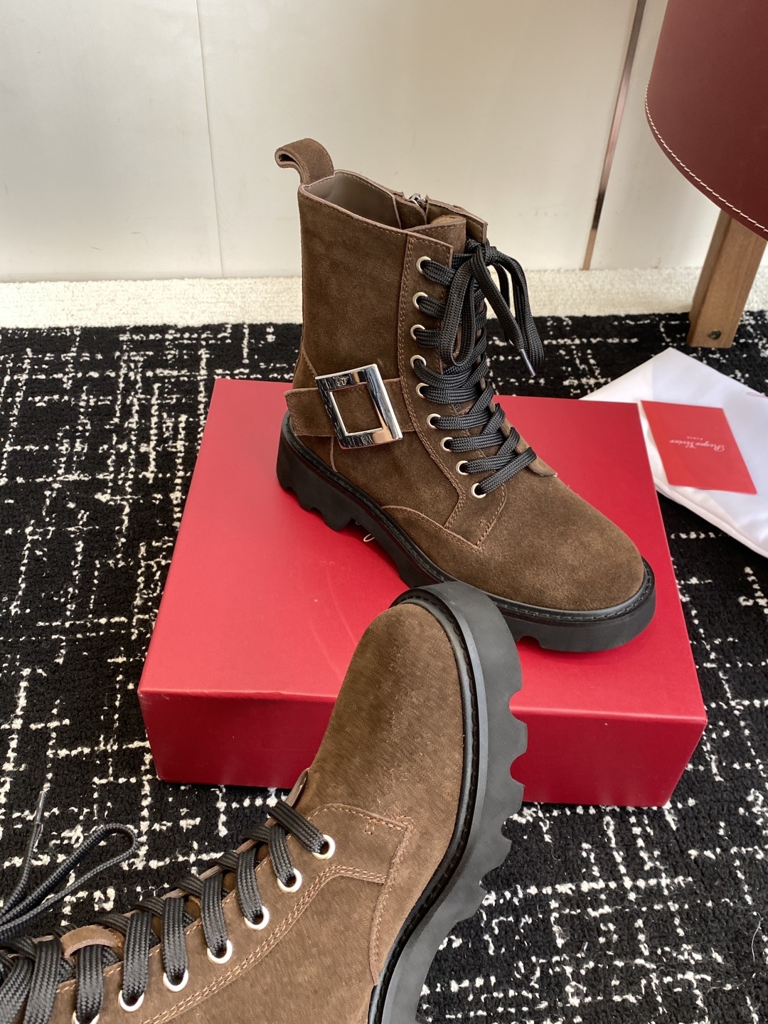 代购级Roger Vivier 25ss 秋冬新款 铜扣牛皮 侧拉链 马丁靴 新款viv run系列方钻