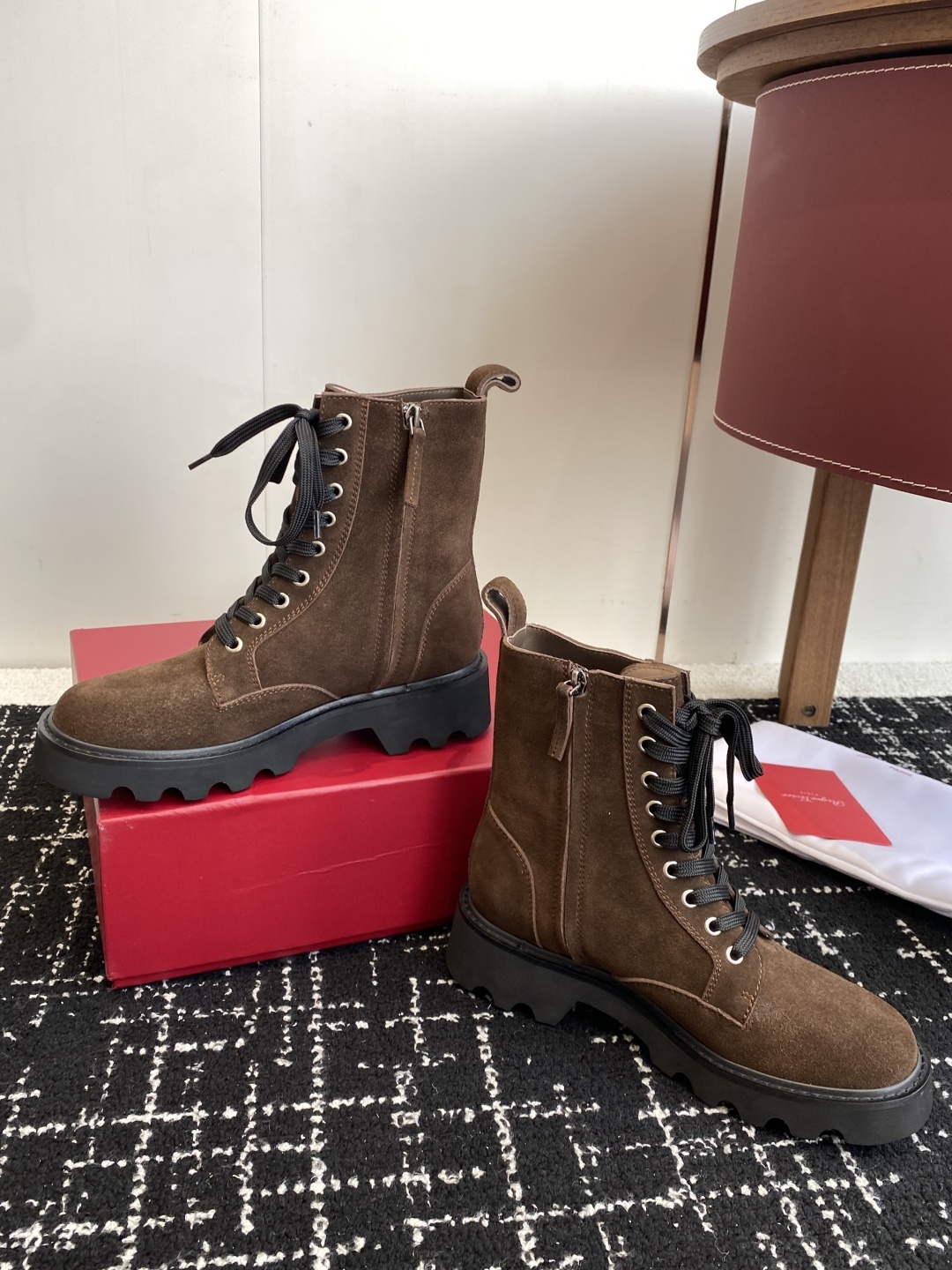 代购级Roger Vivier 25ss 秋冬新款 铜扣牛皮 侧拉链 马丁靴 新款viv run系列方钻