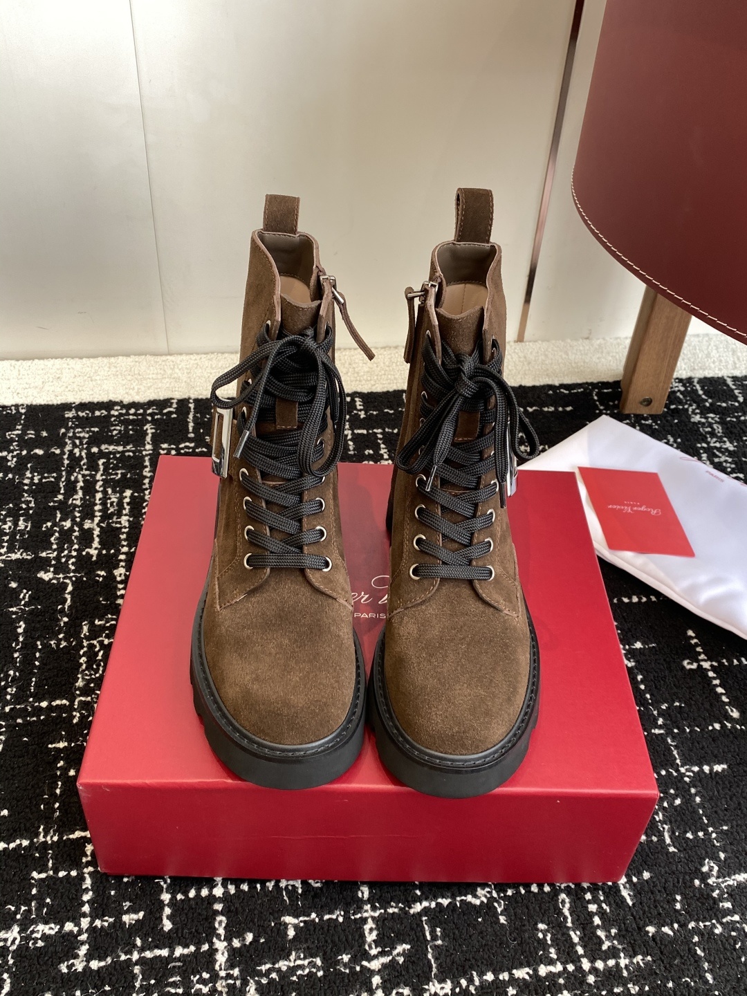 代购级Roger Vivier 25ss 秋冬新款 铜扣牛皮 侧拉链 马丁靴 新款viv run系列方钻
