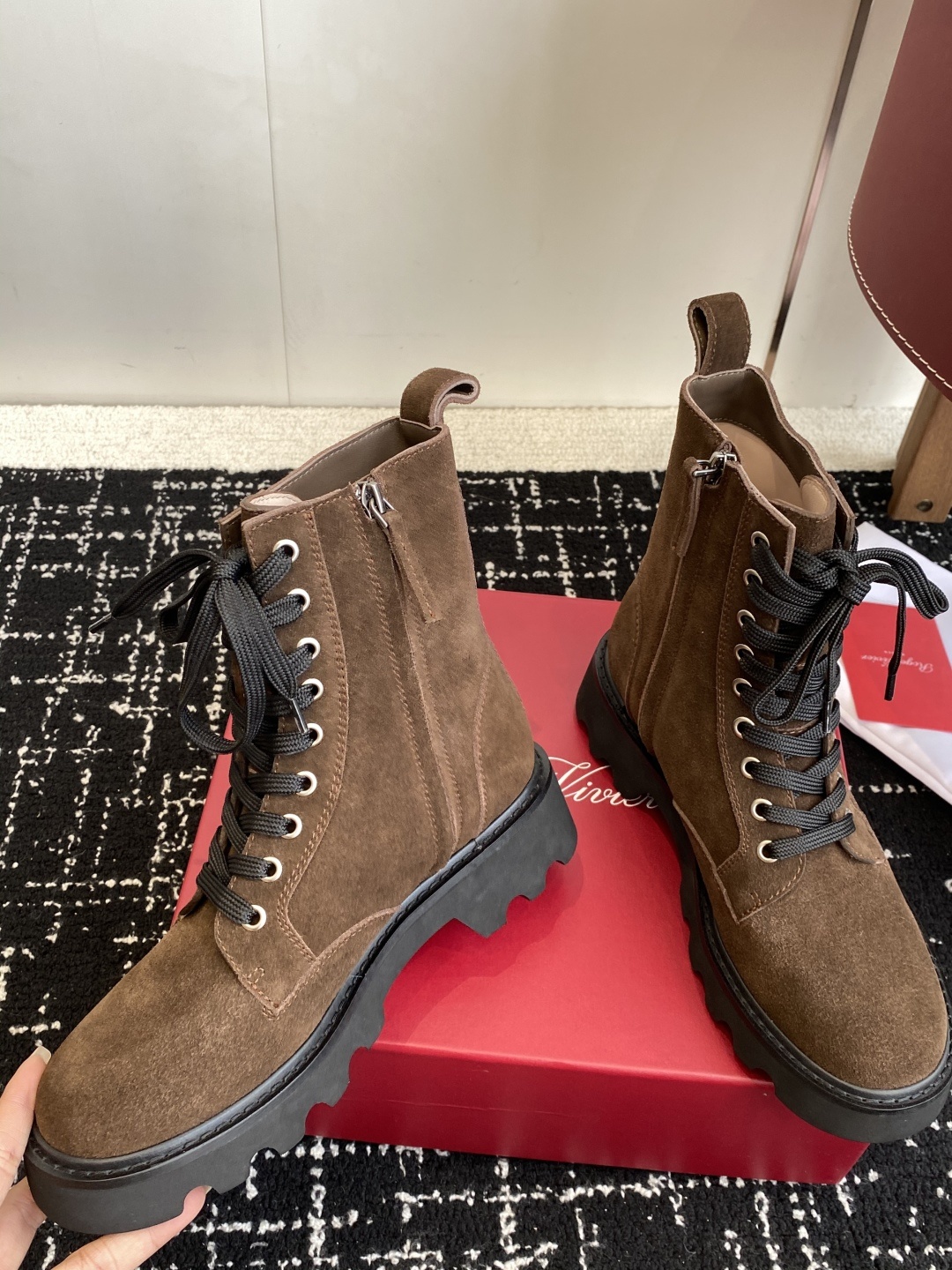 代购级Roger Vivier 25ss 秋冬新款 铜扣牛皮 侧拉链 马丁靴 新款viv run系列方钻