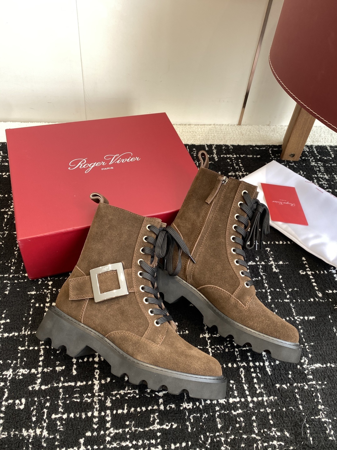 代购级Roger Vivier 25ss 秋冬新款 铜扣牛皮 侧拉链 马丁靴 新款viv run系列方钻