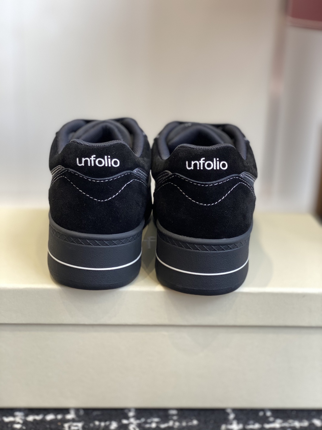 代购级unfolio 复古漫步Avery 轻复古漫步鞋,以4.5cm厚底为核心,以轻盈视角重新演绎经典。