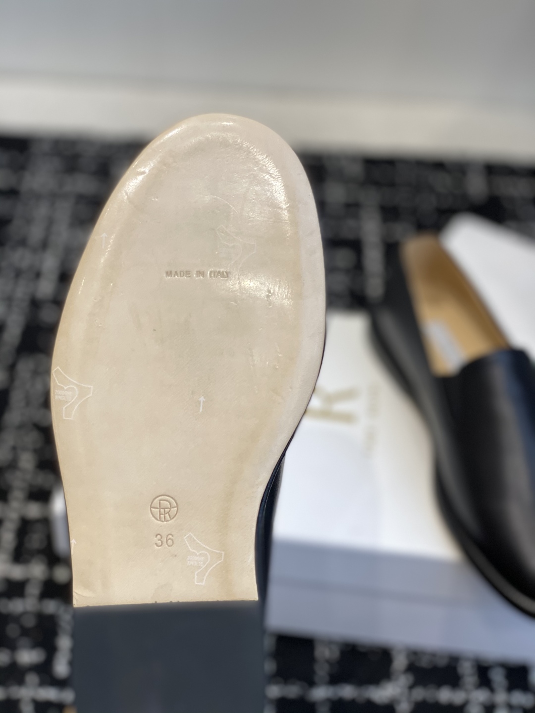 代购级The Row 25ss 最新极简风 一脚蹬 深口单鞋这是一个用最好的材质来制作极简风的品牌，非常