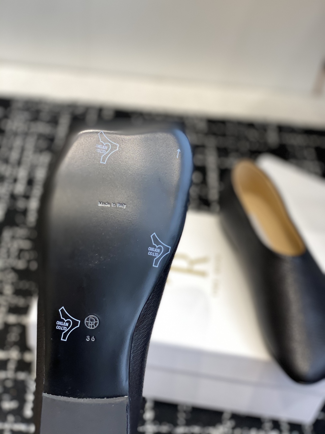 代购级The Row 25ss 最新极简风 苹果头 一脚蹬 深口单鞋这是一个用最好的材质来制作极简风的品