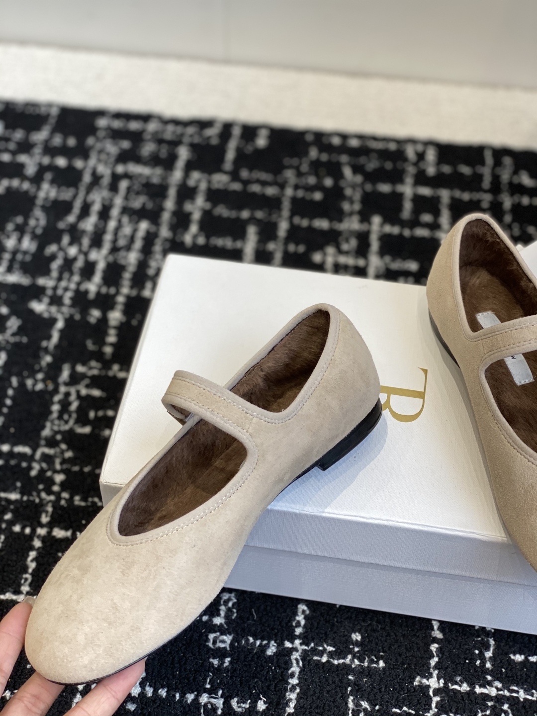 代购级therow 2025 秋冬新品极简圆头 芭蕾舞 单鞋The Row新一季的设计延续极简主义新款 