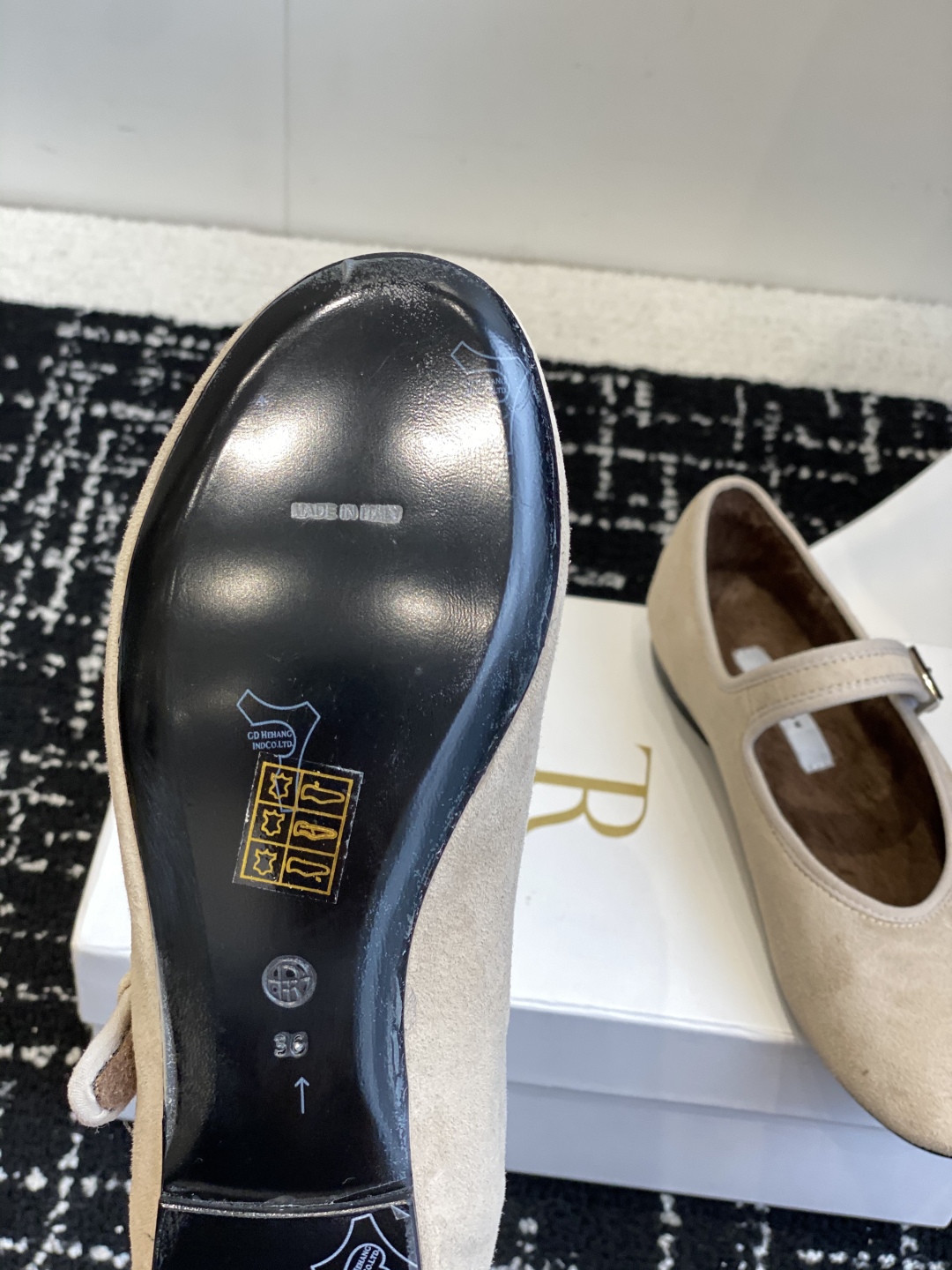 代购级therow 2025 秋冬新品极简圆头 芭蕾舞 单鞋The Row新一季的设计延续极简主义新款 