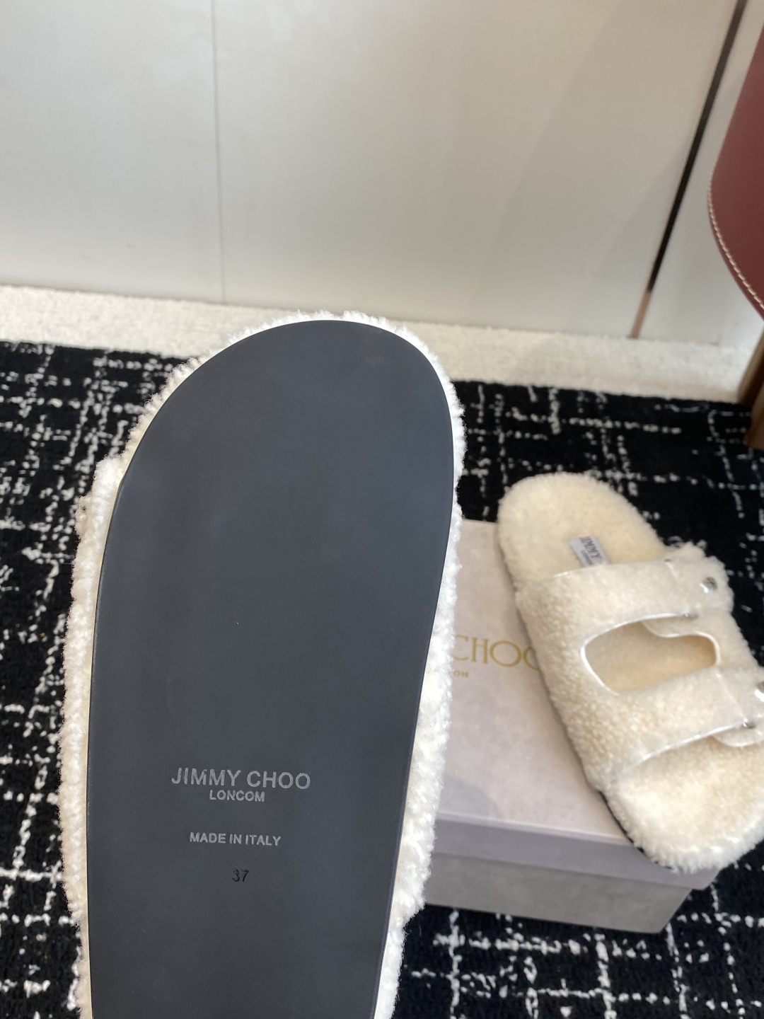 代购级Jimmy Choo 25ss 𝐧𝐞𝐰秋冬新品 一脚蹬羊毛拖鞋这一季 又让我重新爱了它一次！ 这季