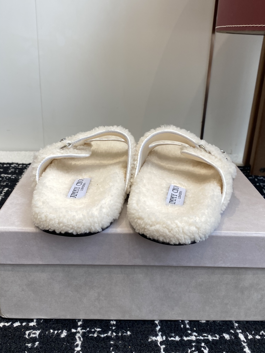 代购级Jimmy Choo 25ss 𝐧𝐞𝐰秋冬新品 一脚蹬羊毛拖鞋这一季 又让我重新爱了它一次！ 这季