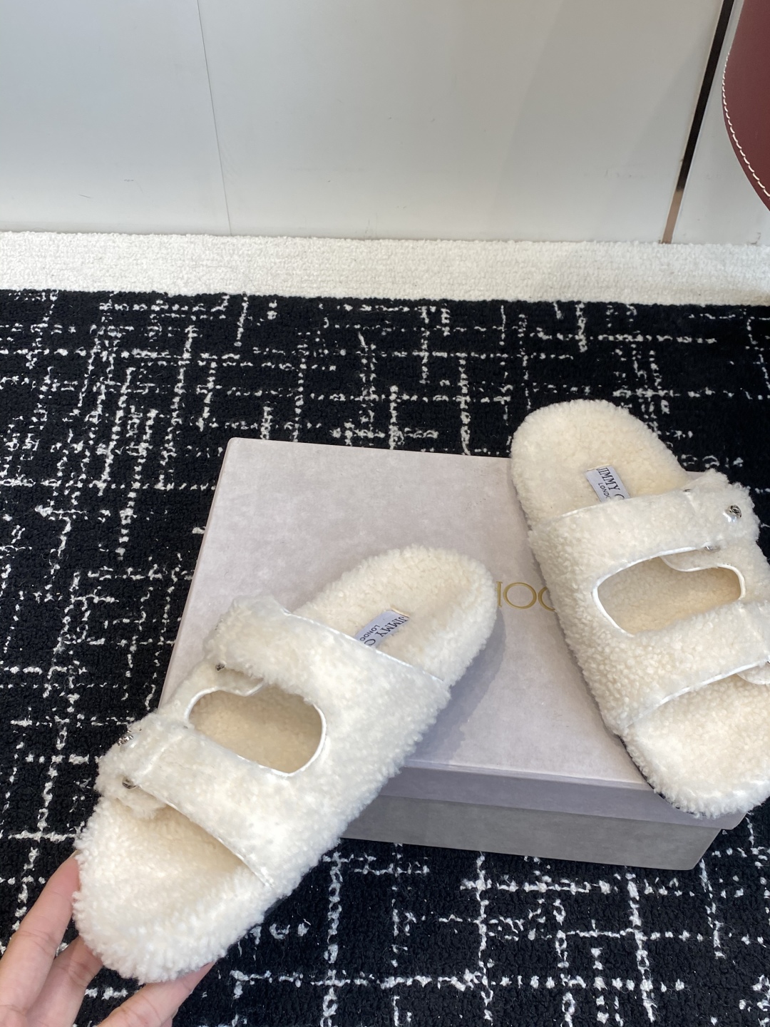 代购级Jimmy Choo 25ss 𝐧𝐞𝐰秋冬新品 一脚蹬羊毛拖鞋这一季 又让我重新爱了它一次！ 这季